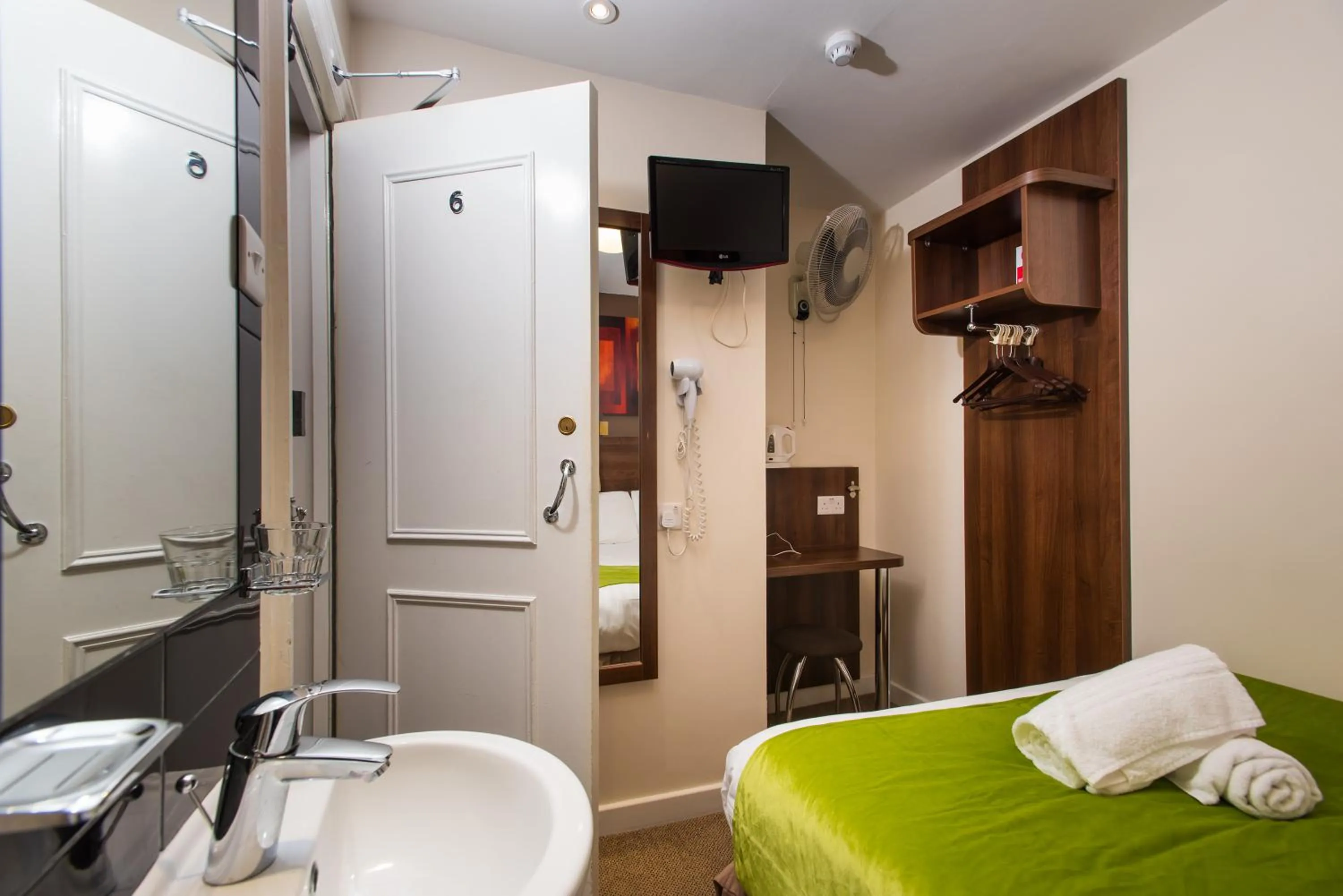 Bed in Marble Arch Inn