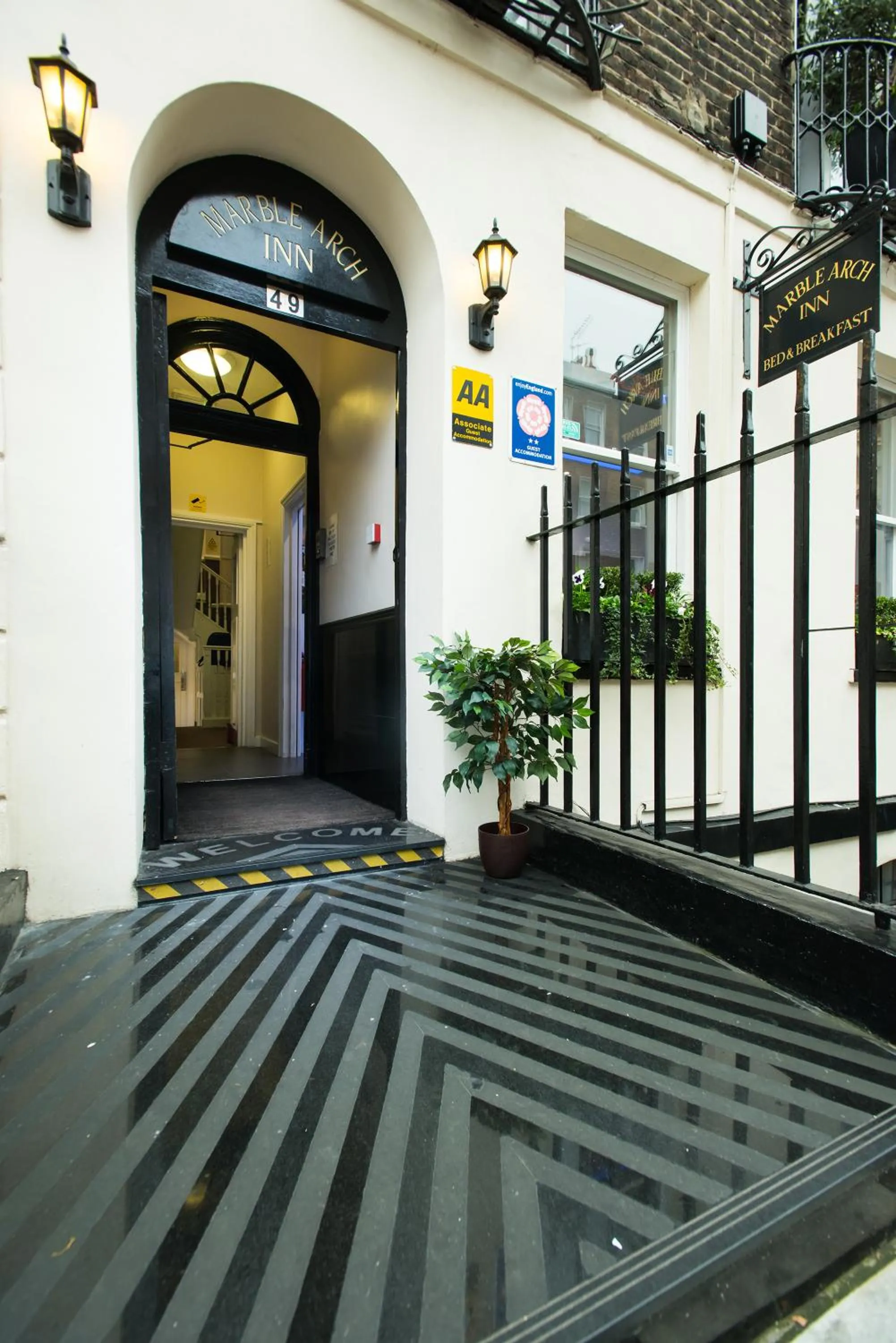 Facade/entrance in Marble Arch Inn