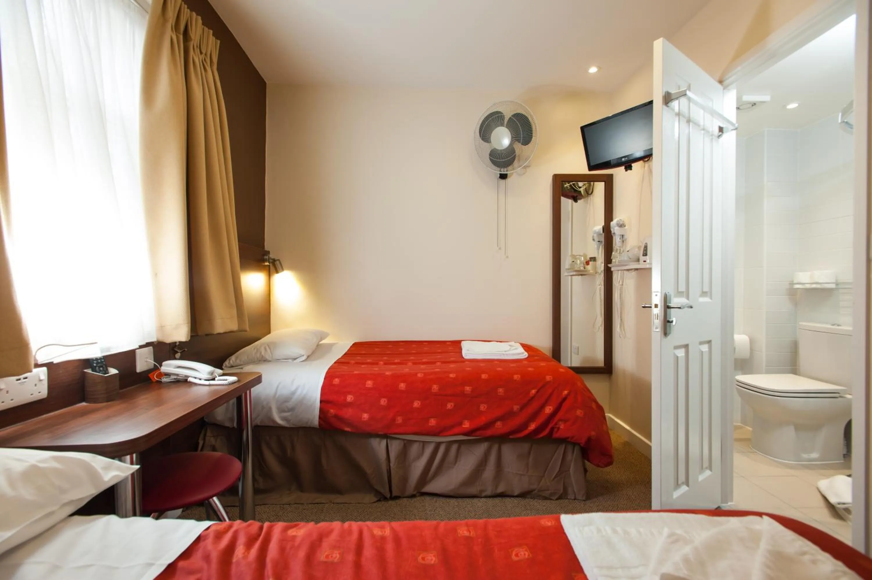 Bed in Marble Arch Inn