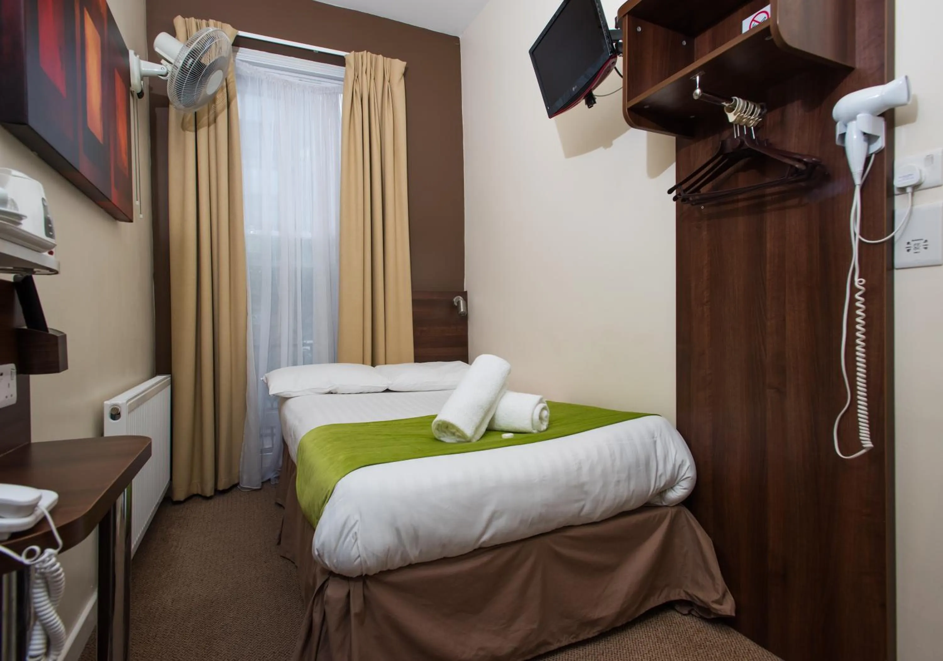 Bed in Marble Arch Inn