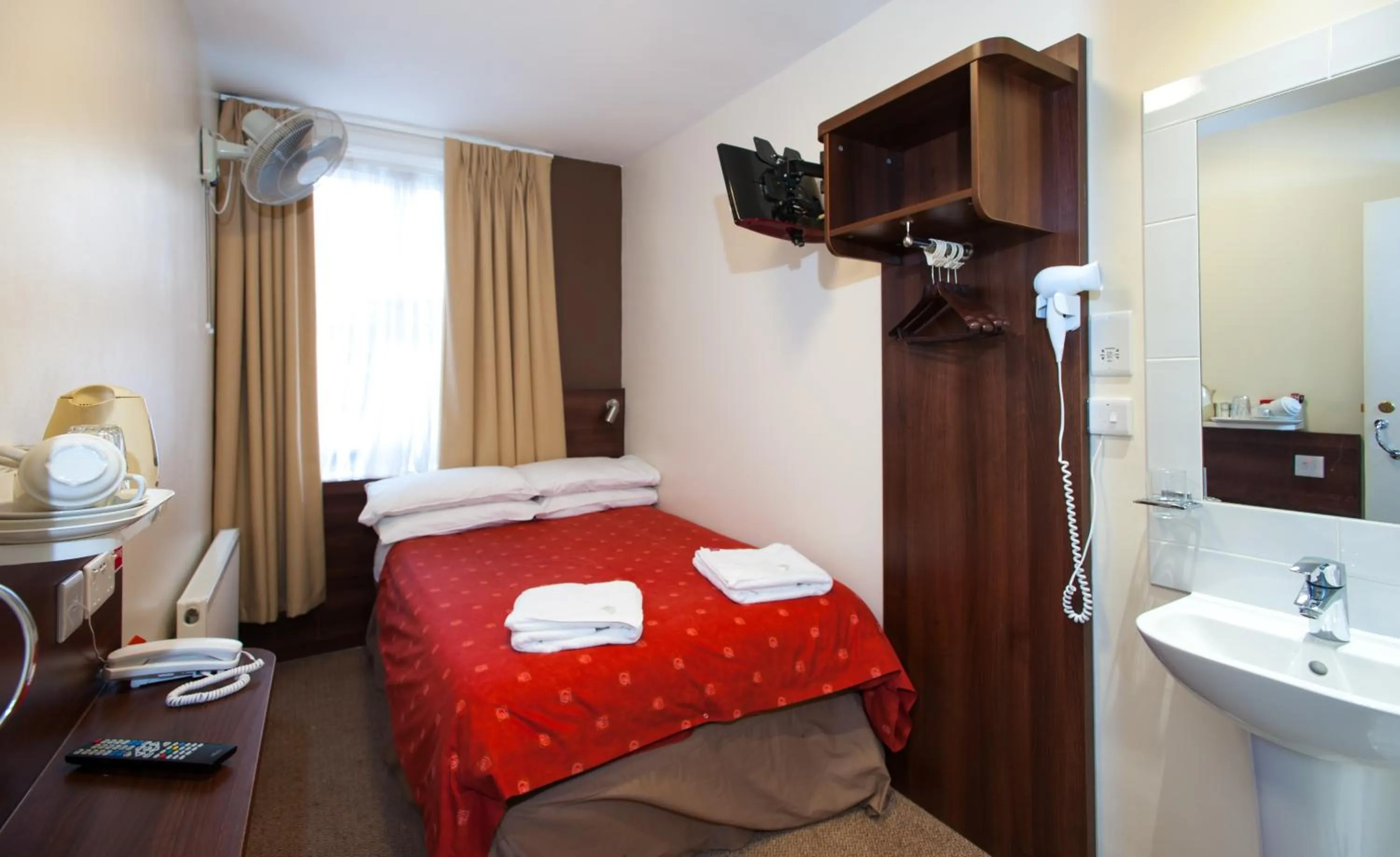 Bed in Marble Arch Inn