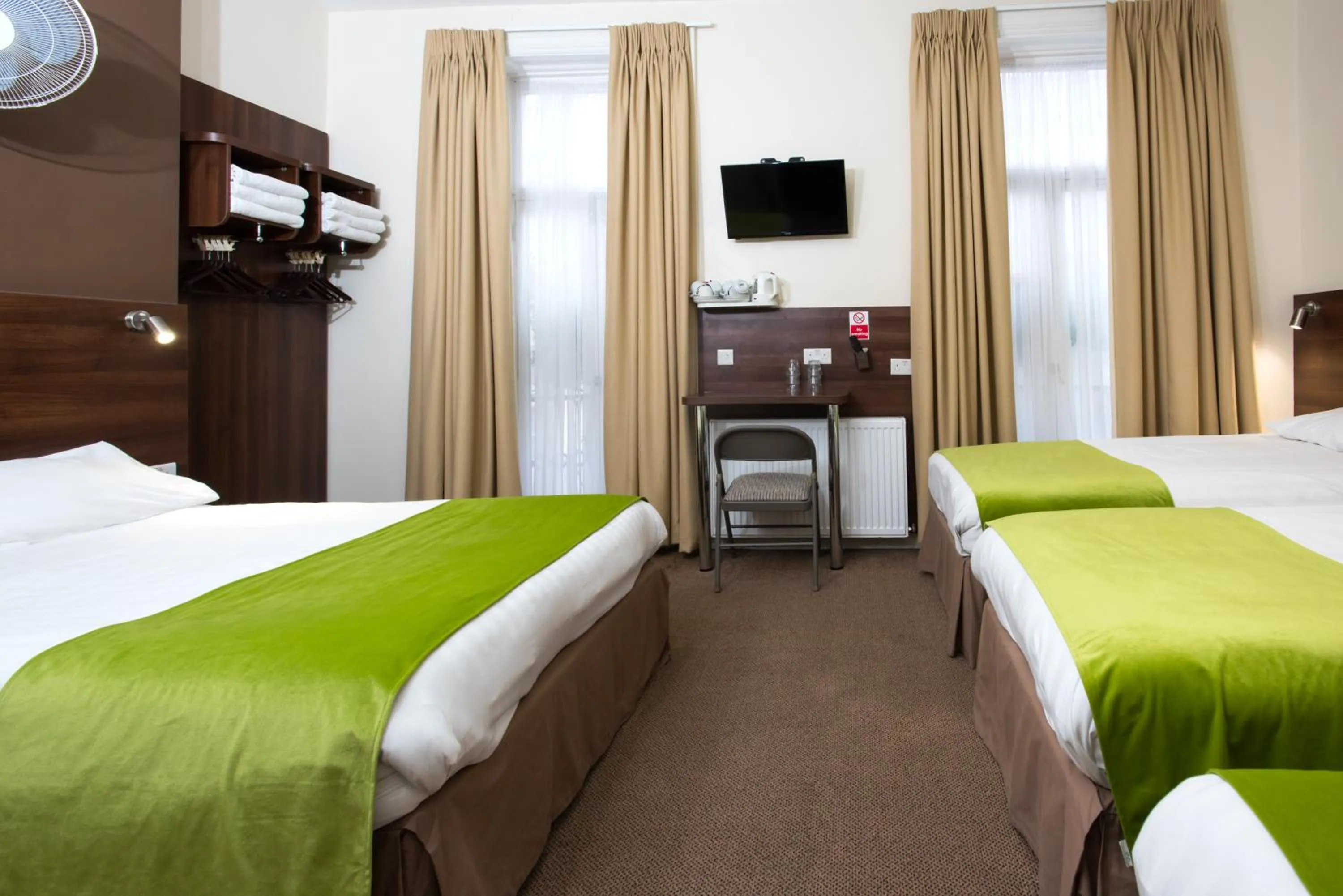 Bedroom, Bed in Marble Arch Inn