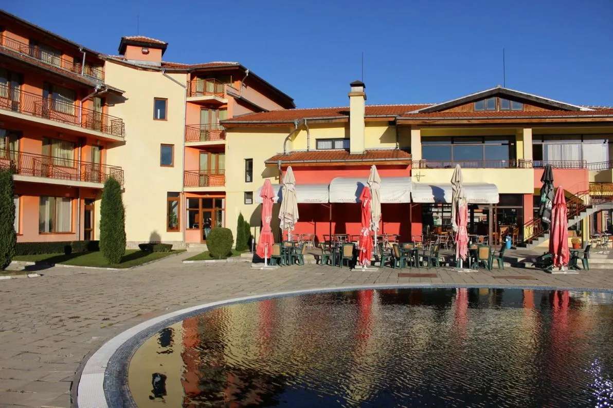 Restaurant/places to eat in Hotel Grand