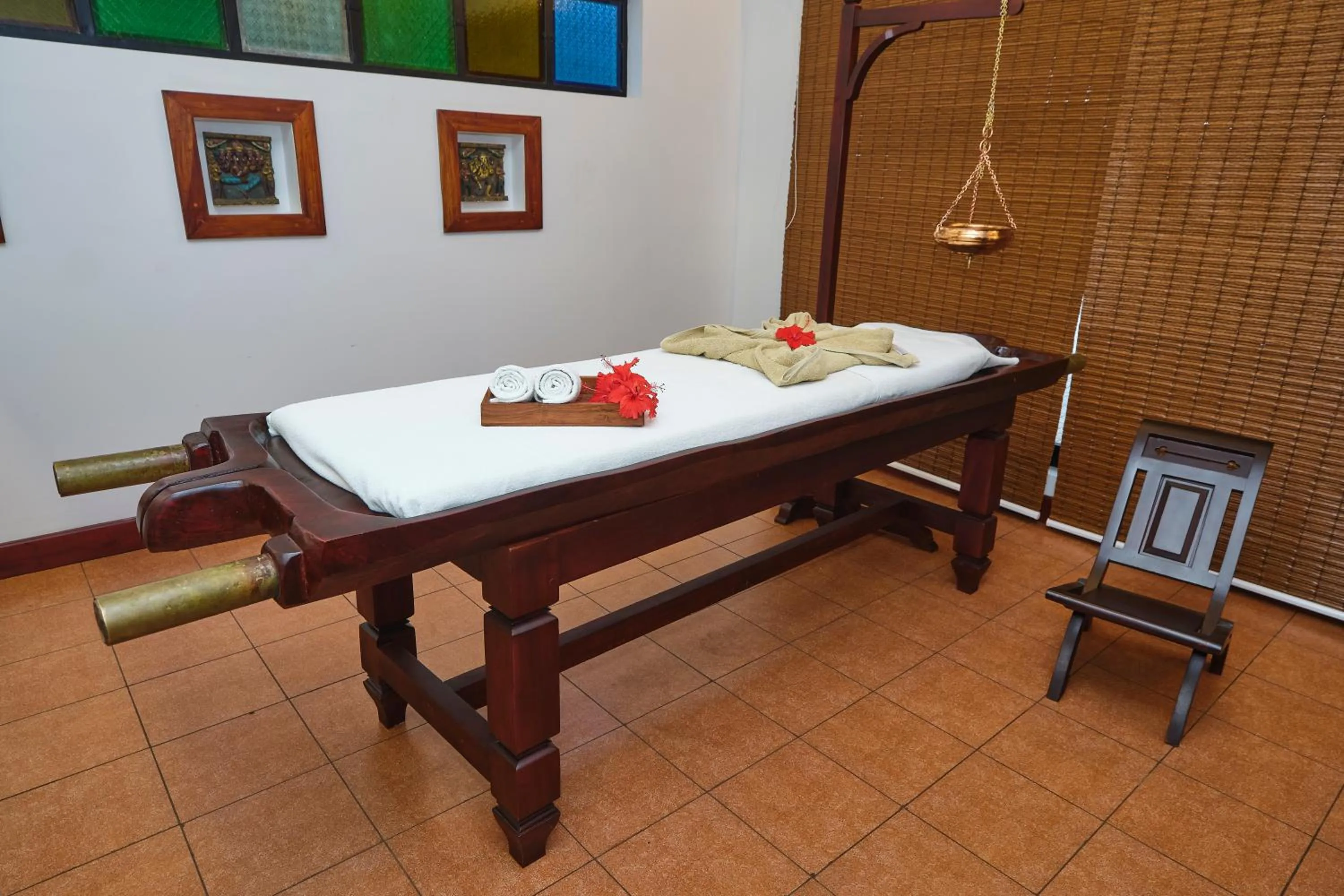 Massage, Bed in Reen Resorts Aanavilasam Plantation Thekkady
