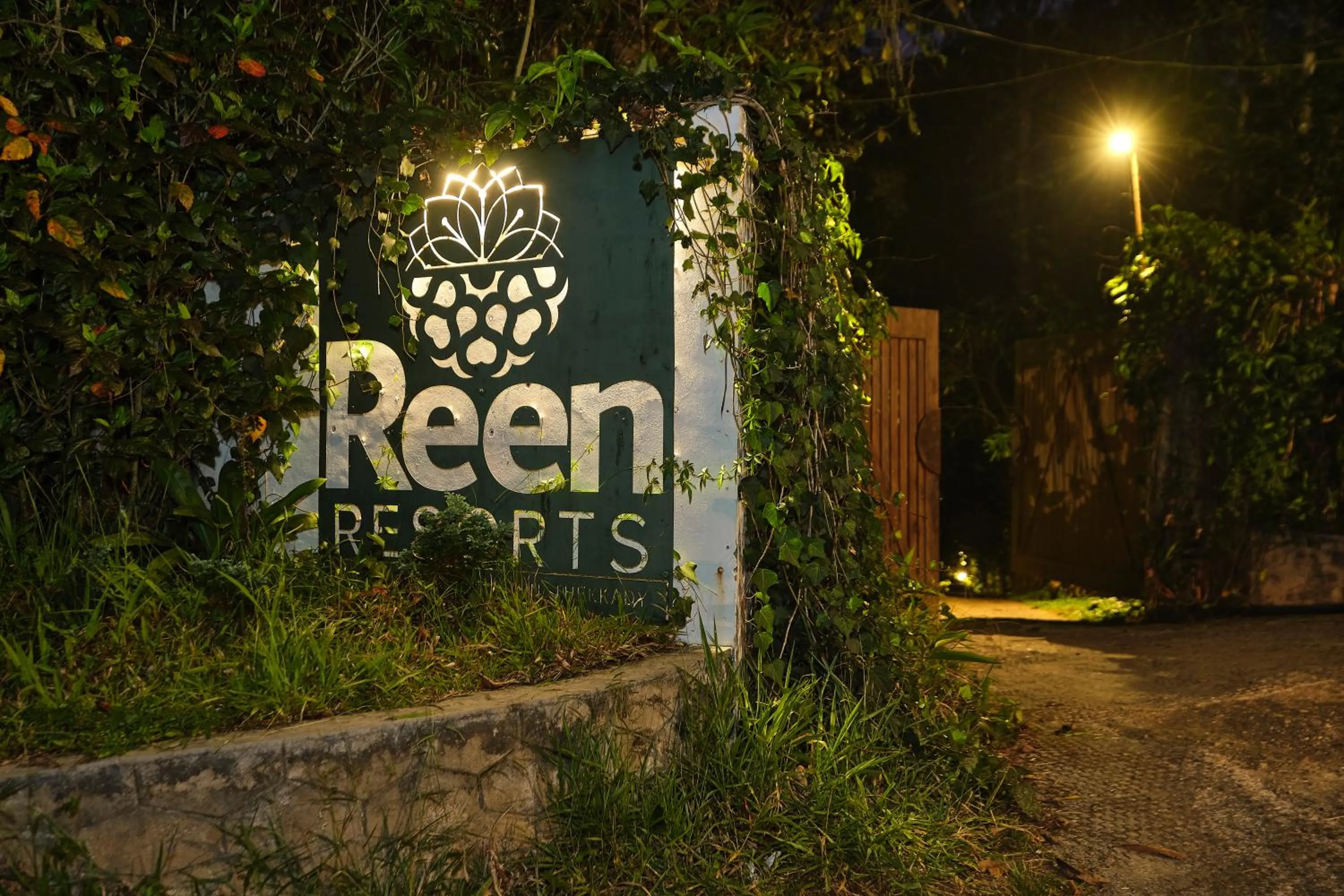 Night in Reen Resorts Aanavilasam Plantation Thekkady
