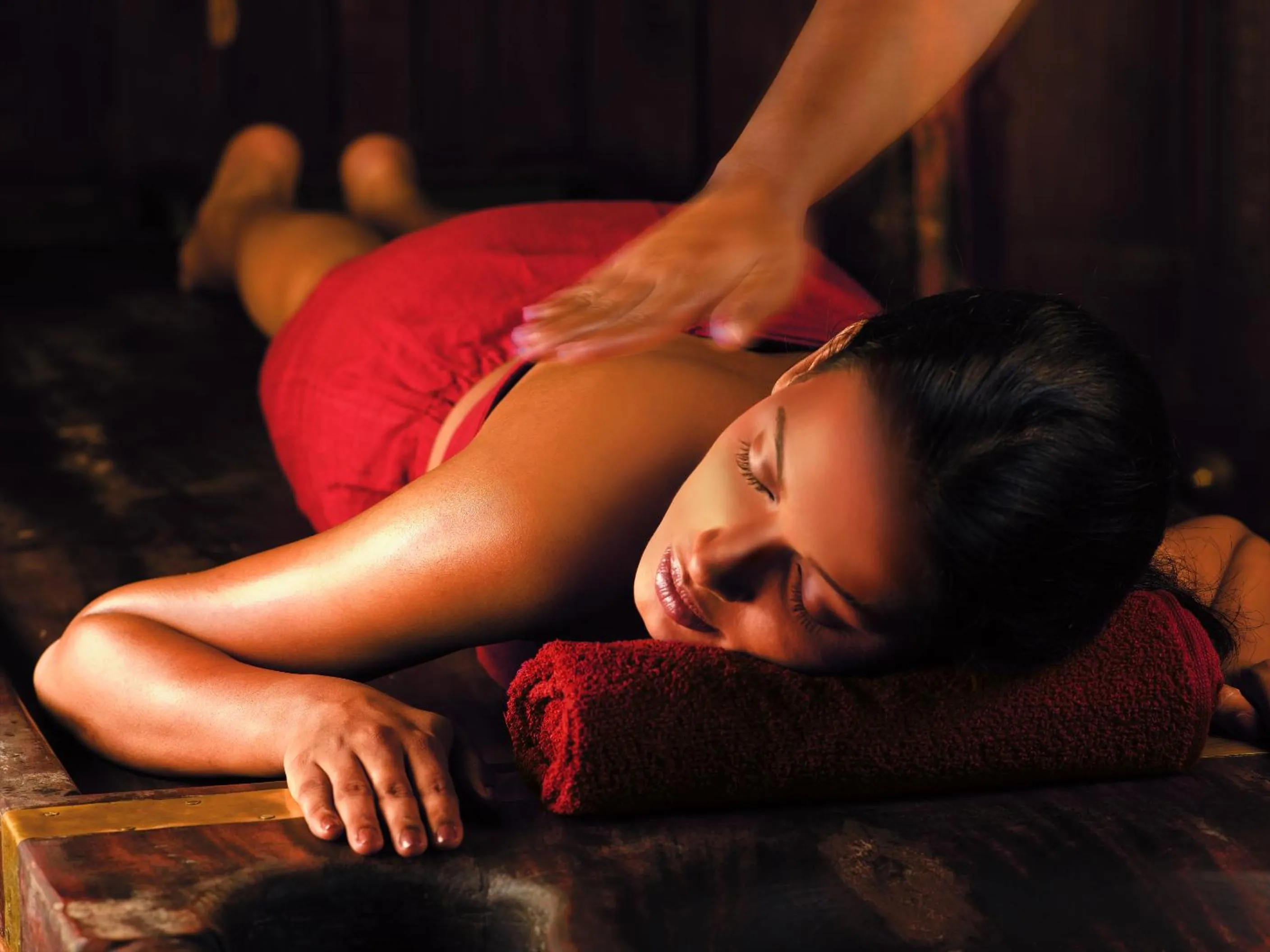 Massage in Reen Resorts Aanavilasam Plantation Thekkady