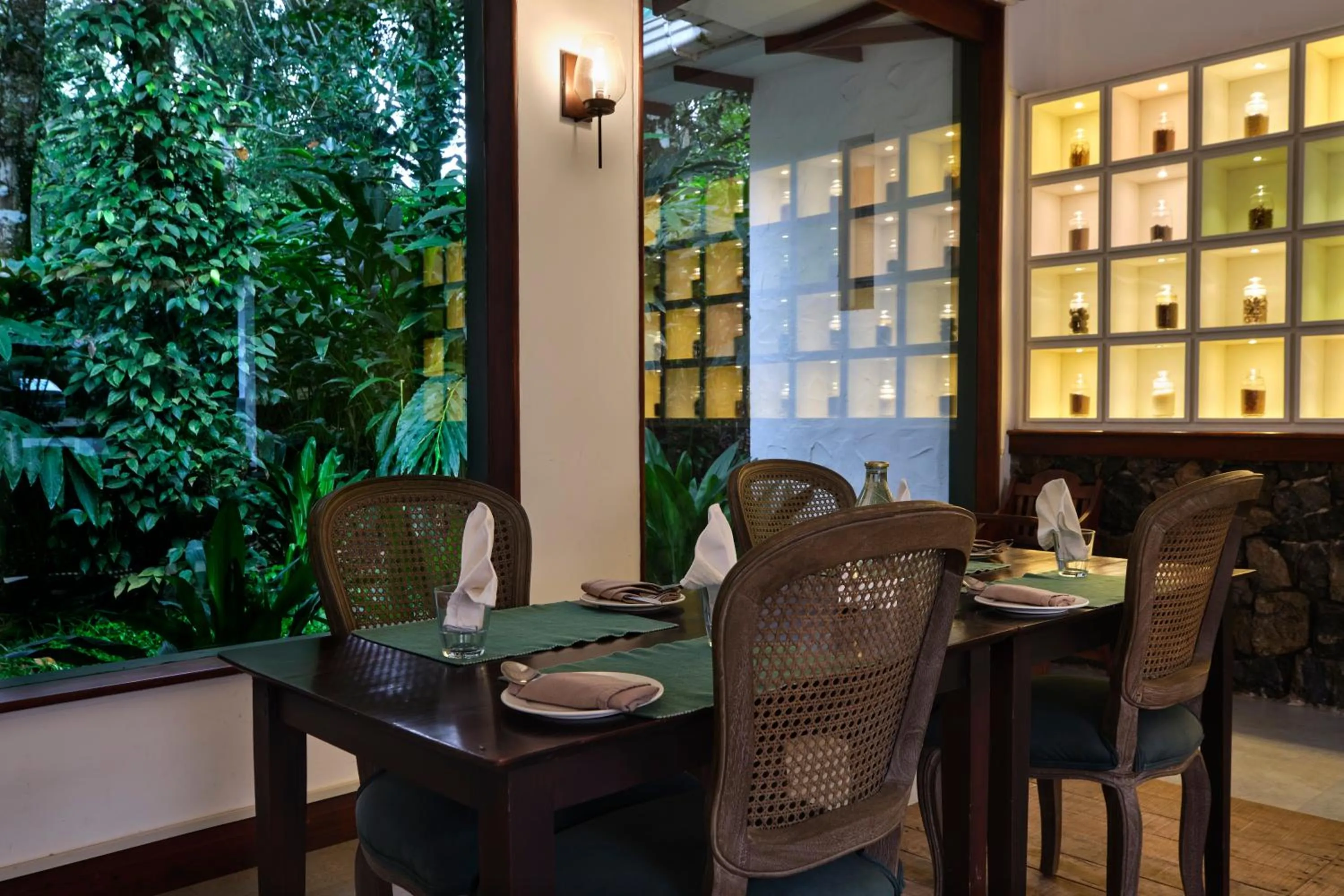 Restaurant/places to eat in Reen Resorts Aanavilasam Plantation Thekkady
