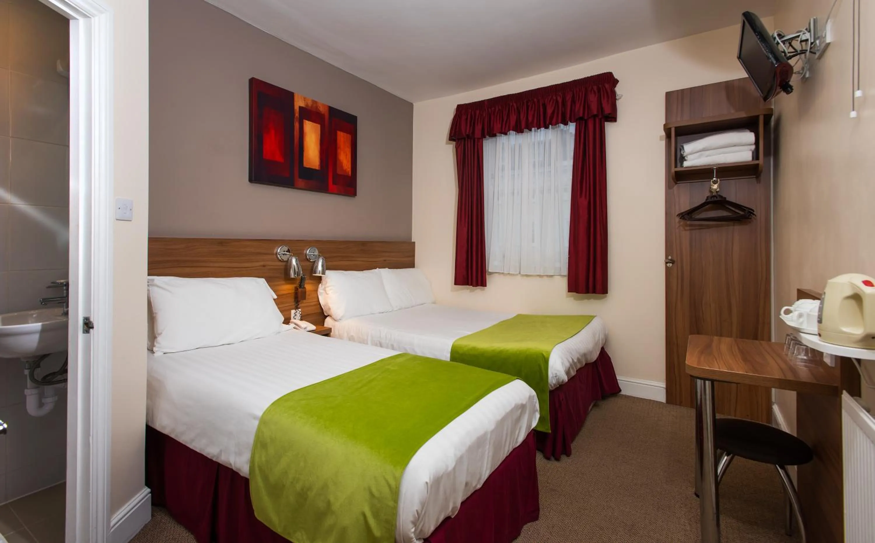 Photo of the whole room, Bed in Dover Hotel - B&B