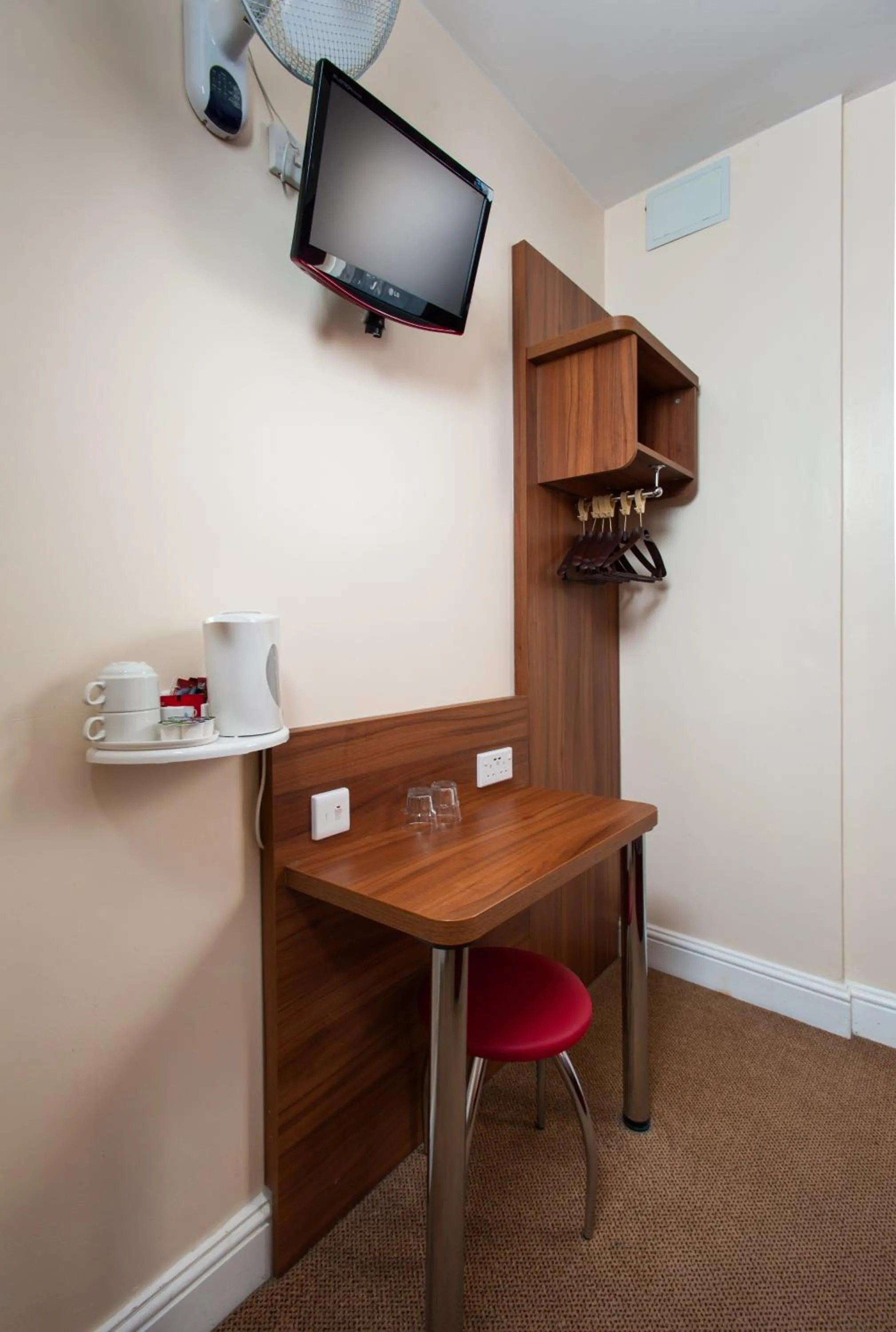 Coffee/tea facilities in Dover Hotel - B&B