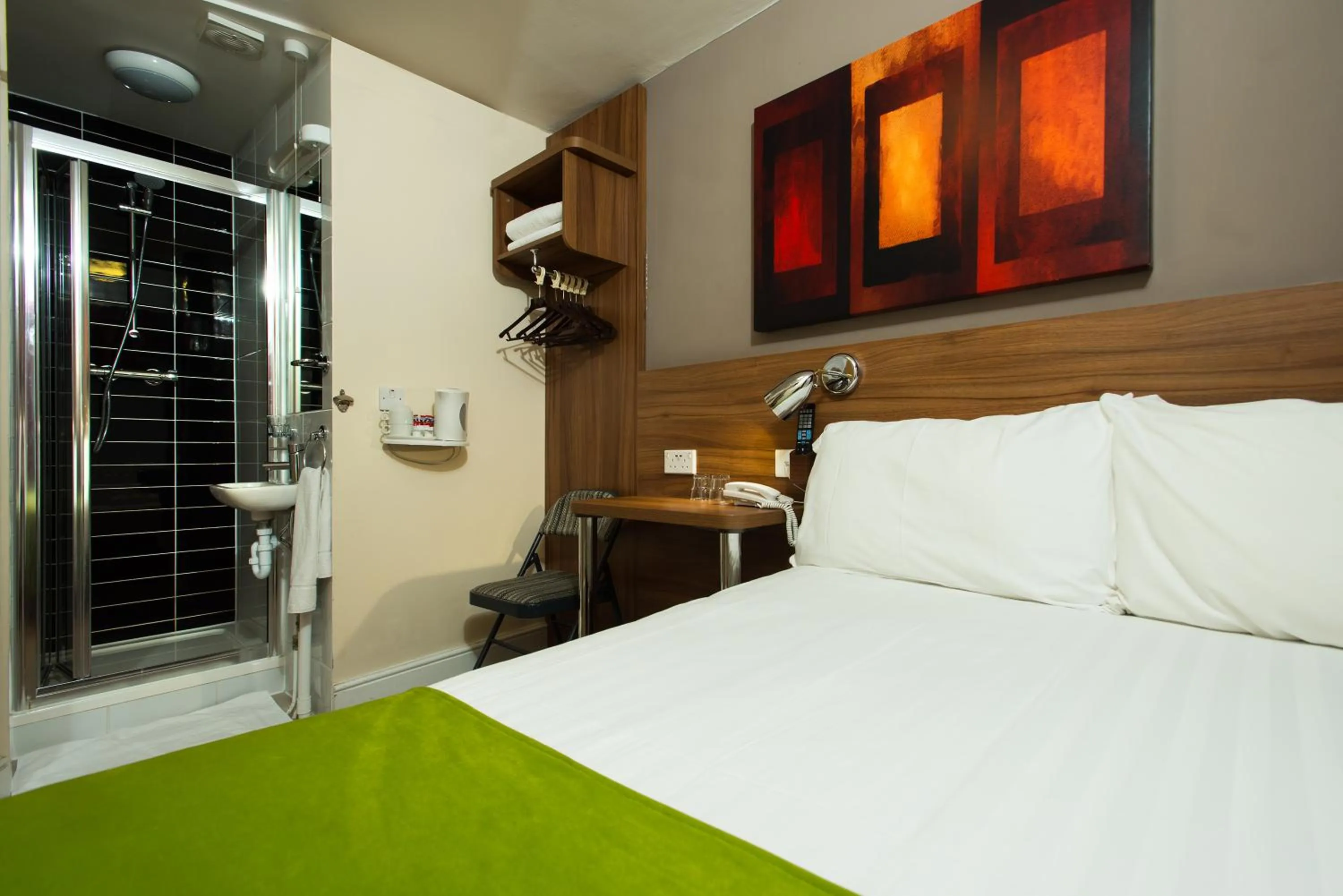 Photo of the whole room, Bed in Dover Hotel - B&B