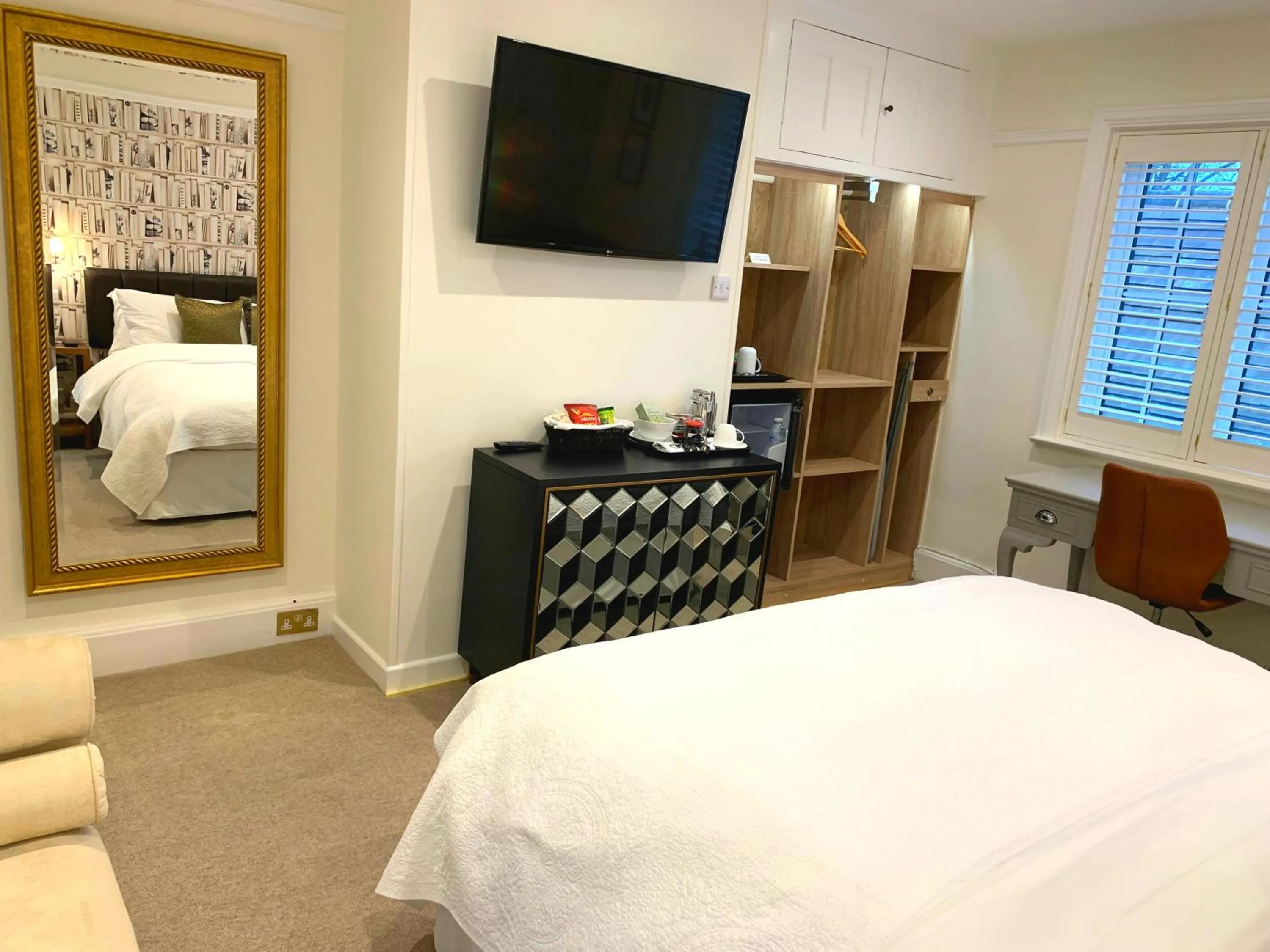 Bedroom, TV/Entertainment Center in The Malt House