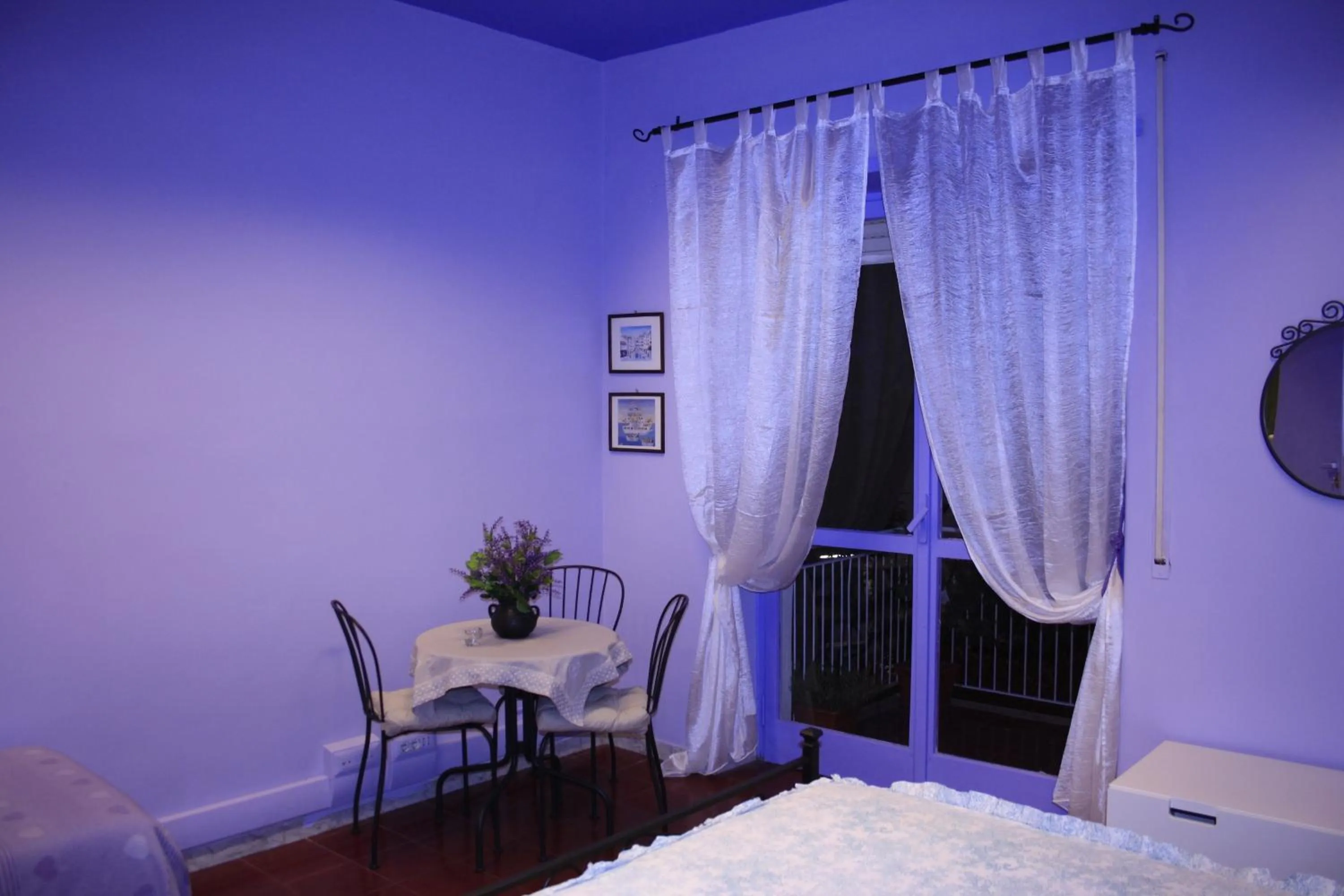 Decorative detail, Bed in Le Tre Sorelle B&b Garbatella