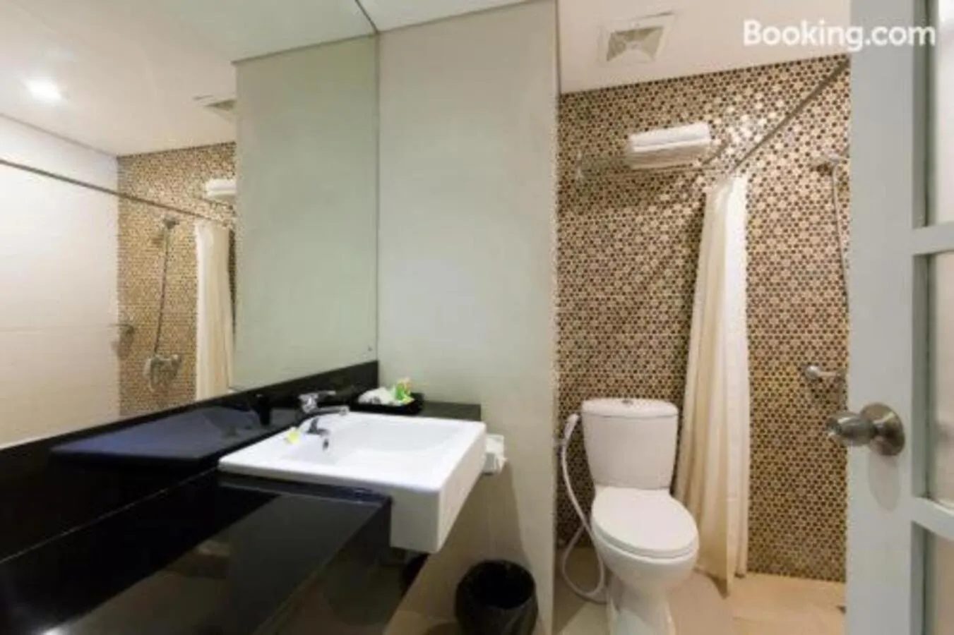 Toilet in The Rinaya Canggu by ecommerceloka