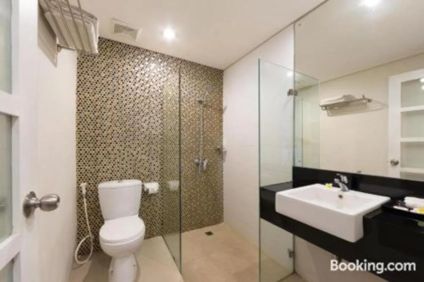 Shower in The Rinaya Canggu by ecommerceloka