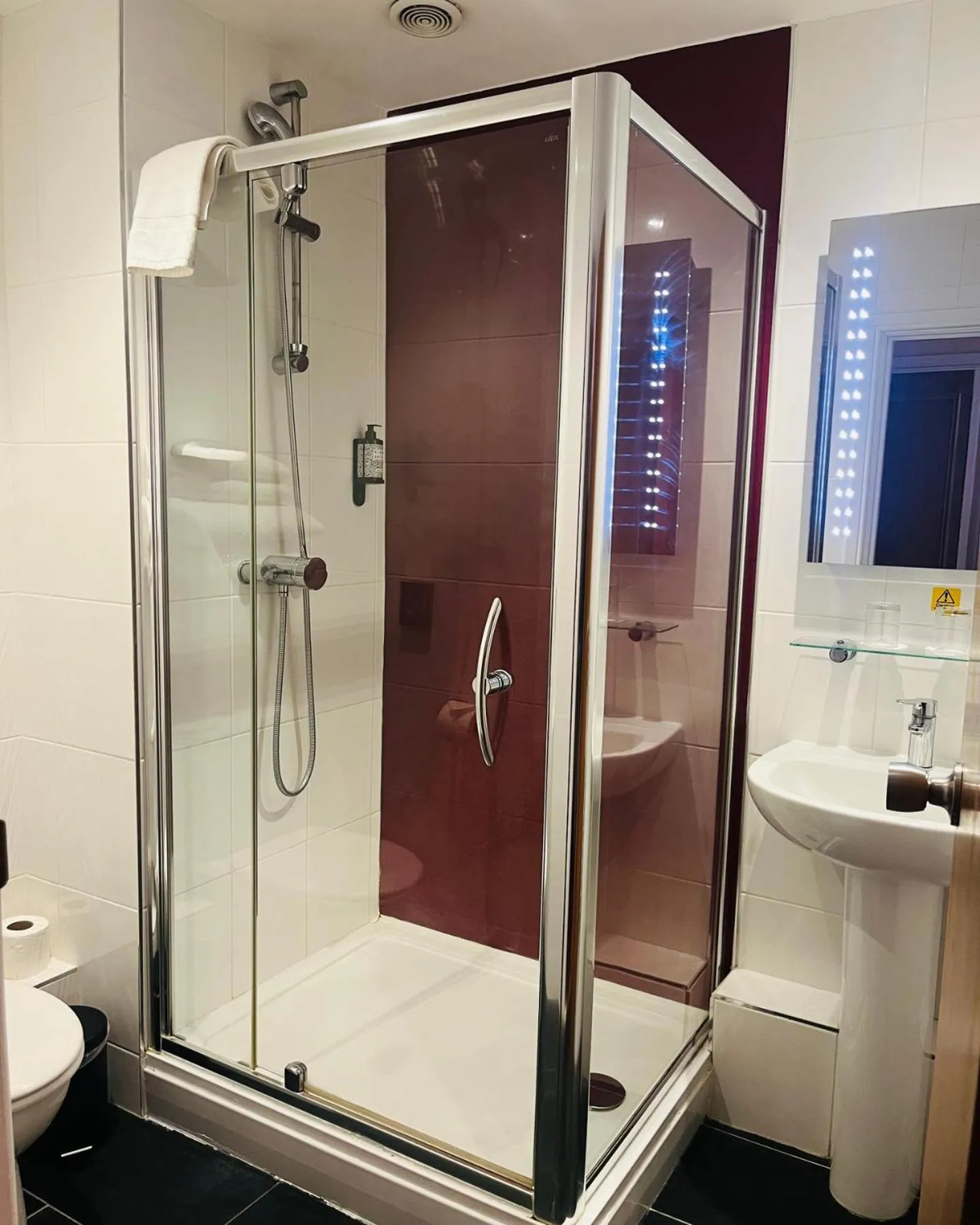 Shower in Best Western Reading Calcot Hotel