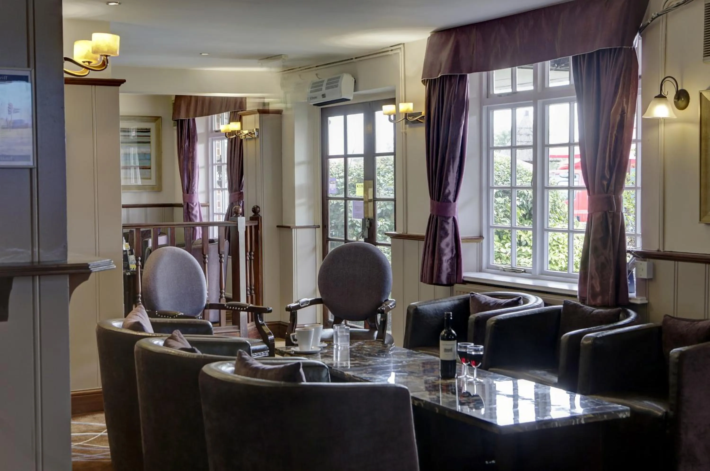 Lounge or bar in Best Western Reading Calcot Hotel
