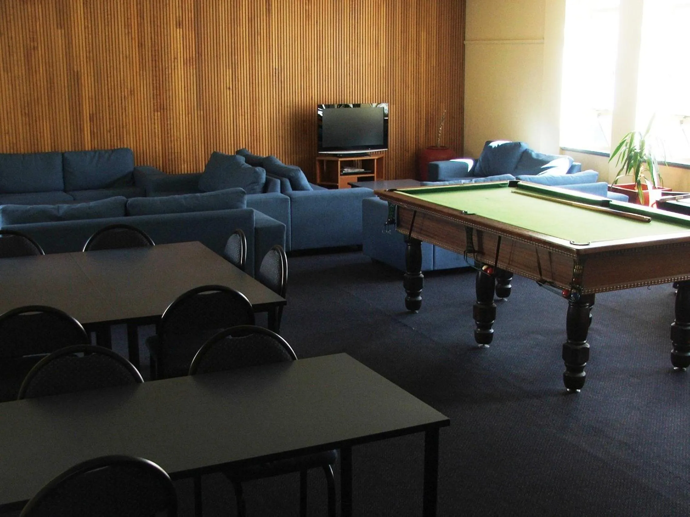 Communal lounge/ TV room in Archies Bunker Affordable Accommodation