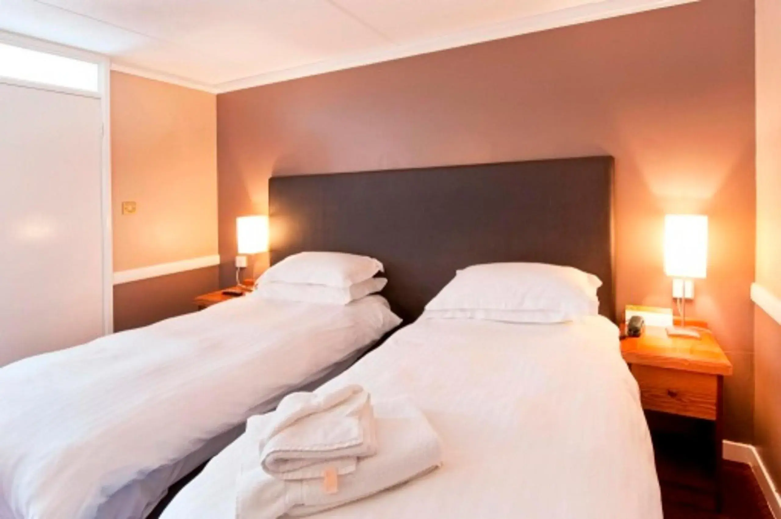 Twin Room in Wee Waif by Greene King Inns Twin Room in Wee Waif by Greene King Inns