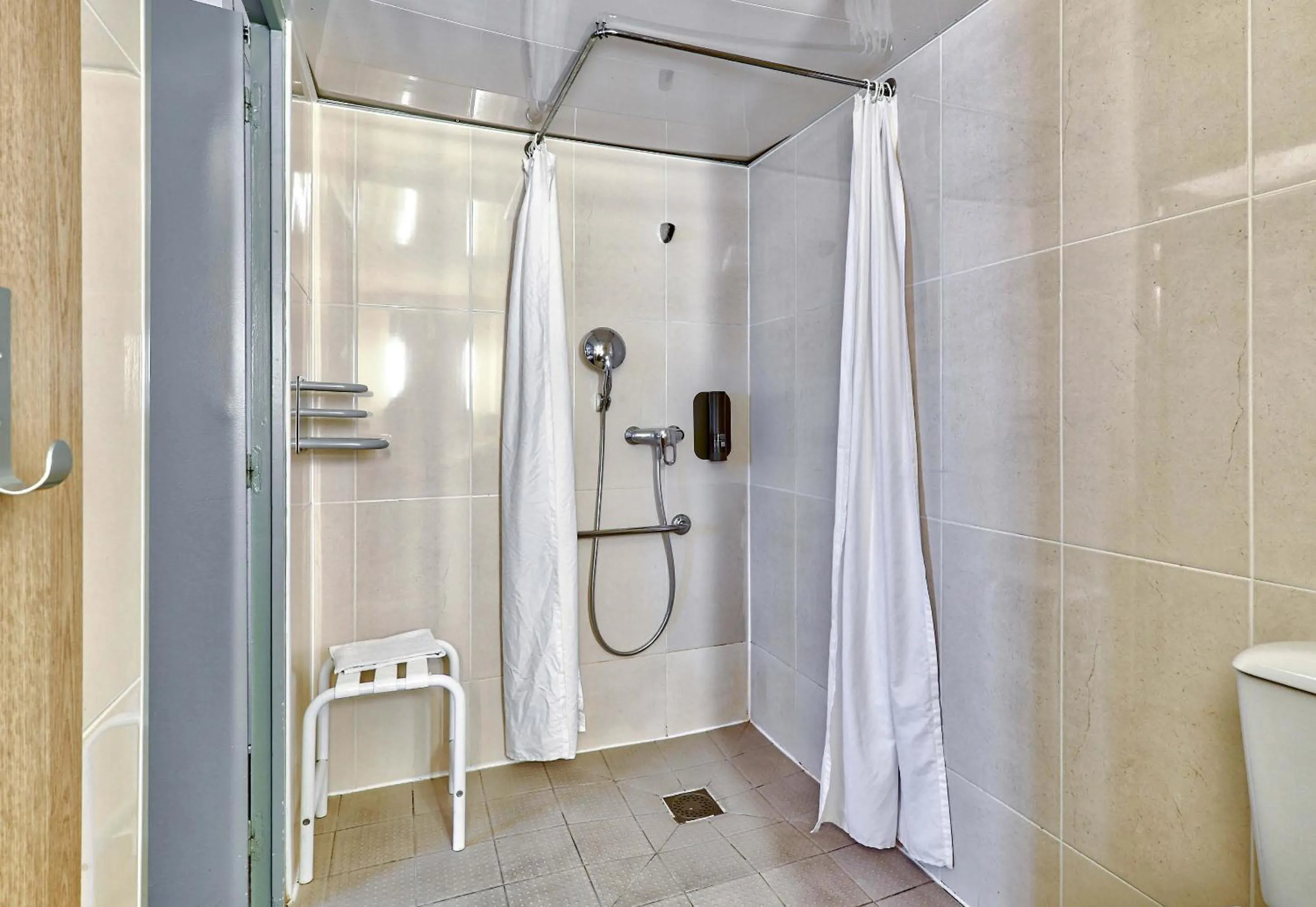 Bathroom in B&B HOTEL Clermont-Ferrand Le Brézet Aéroport