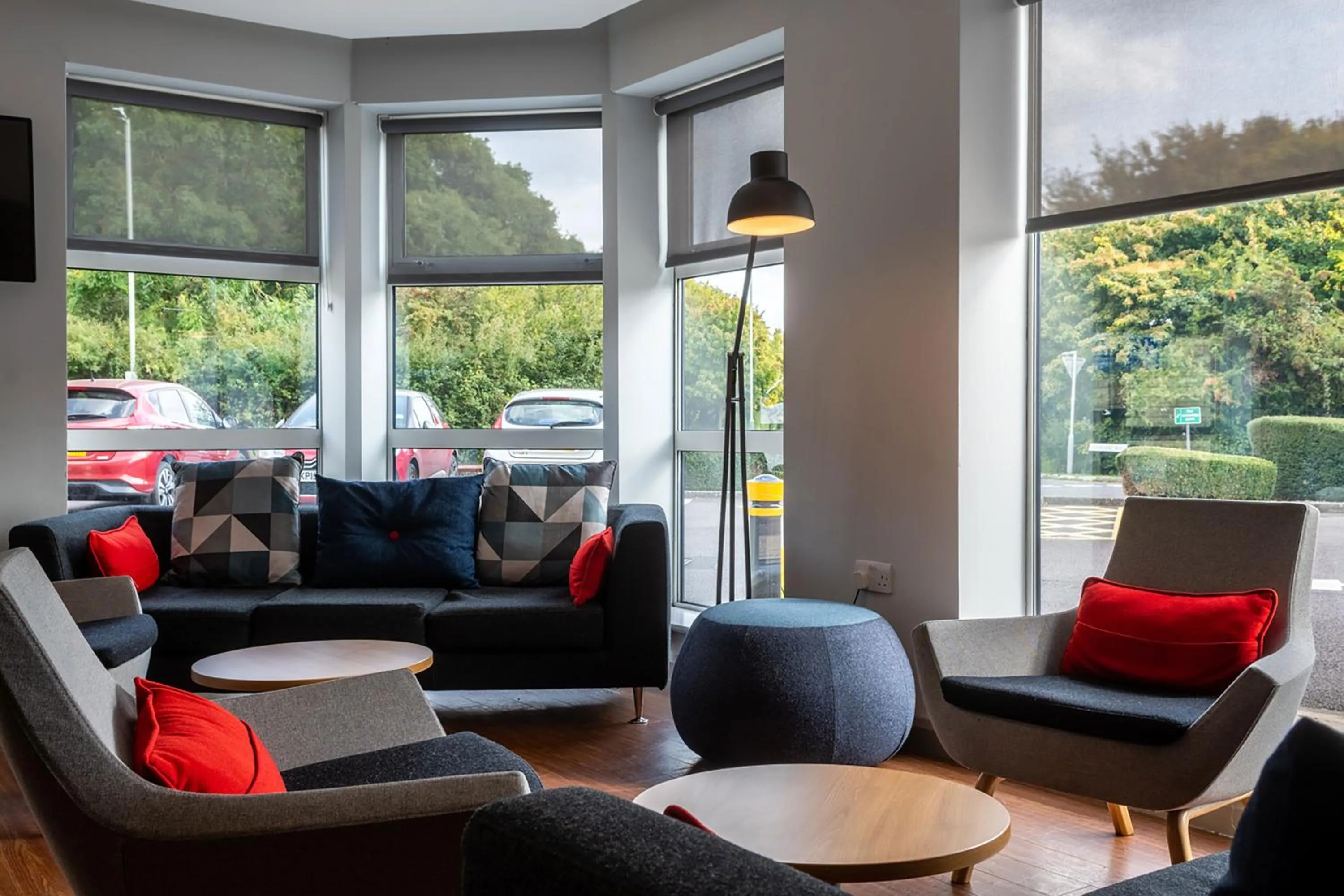 Lounge or bar in Holiday Inn Express Swindon West by IHG