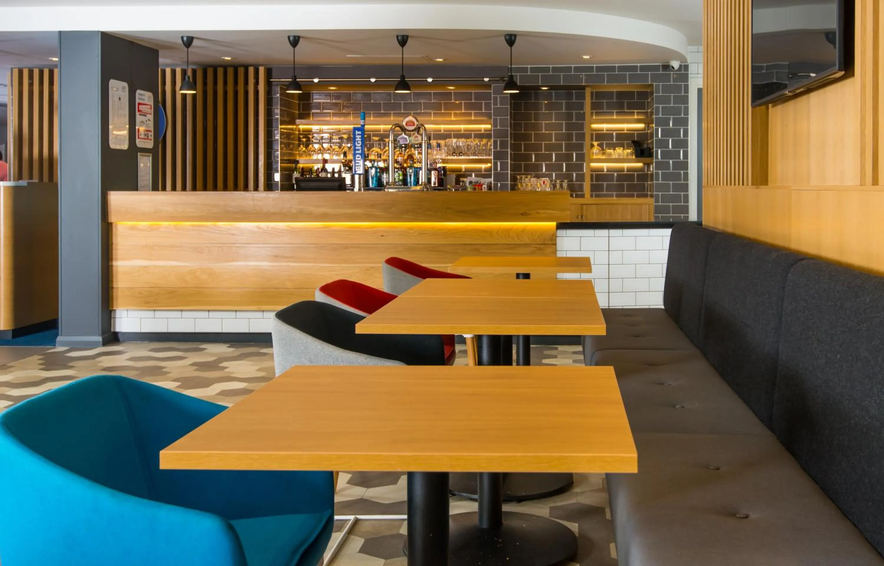 Lounge or bar in Holiday Inn Express London-Hammersmith by IHG