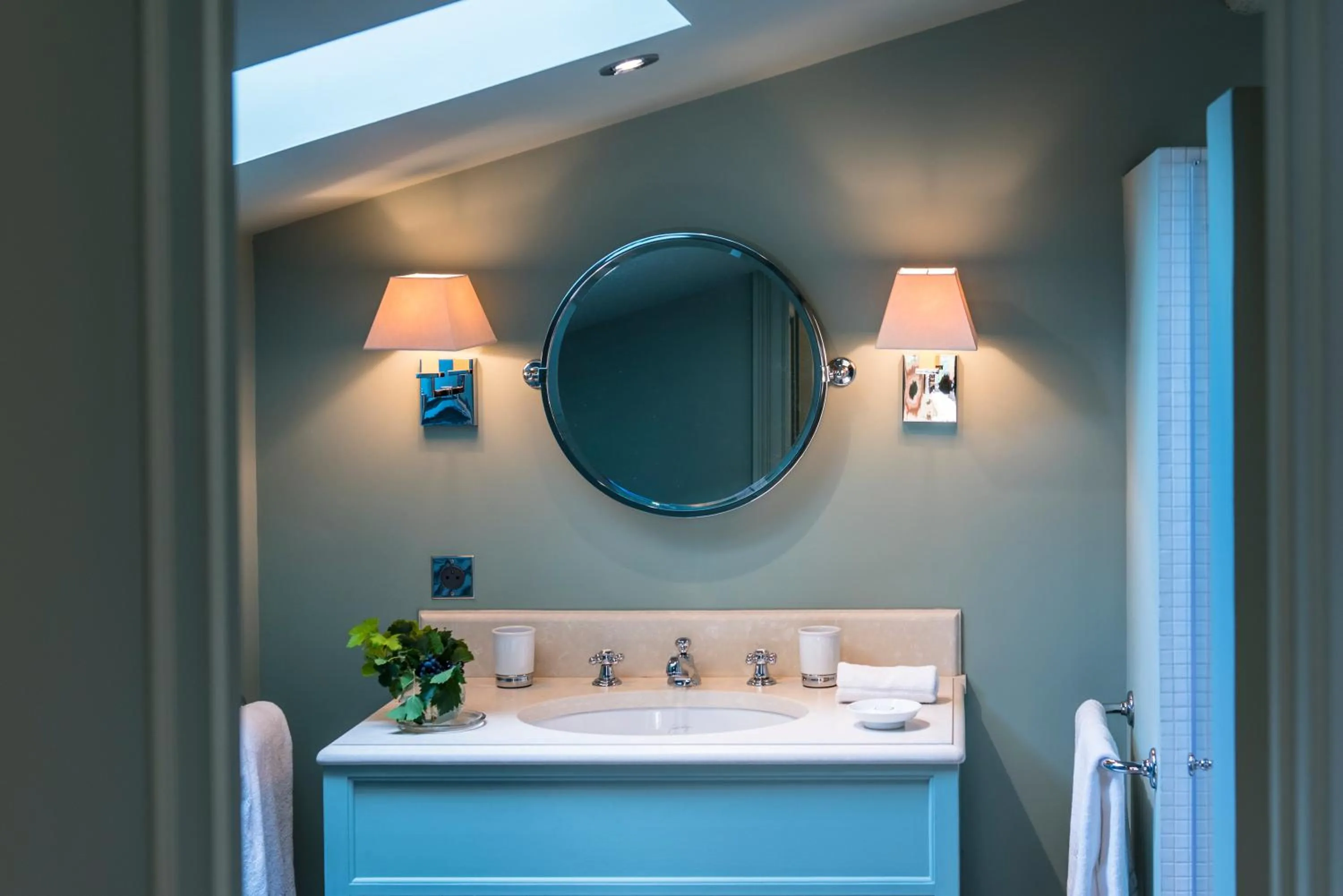 Shower, Bed in La Chartreuse Haut-Bailly - Anciennement Château Le Pape