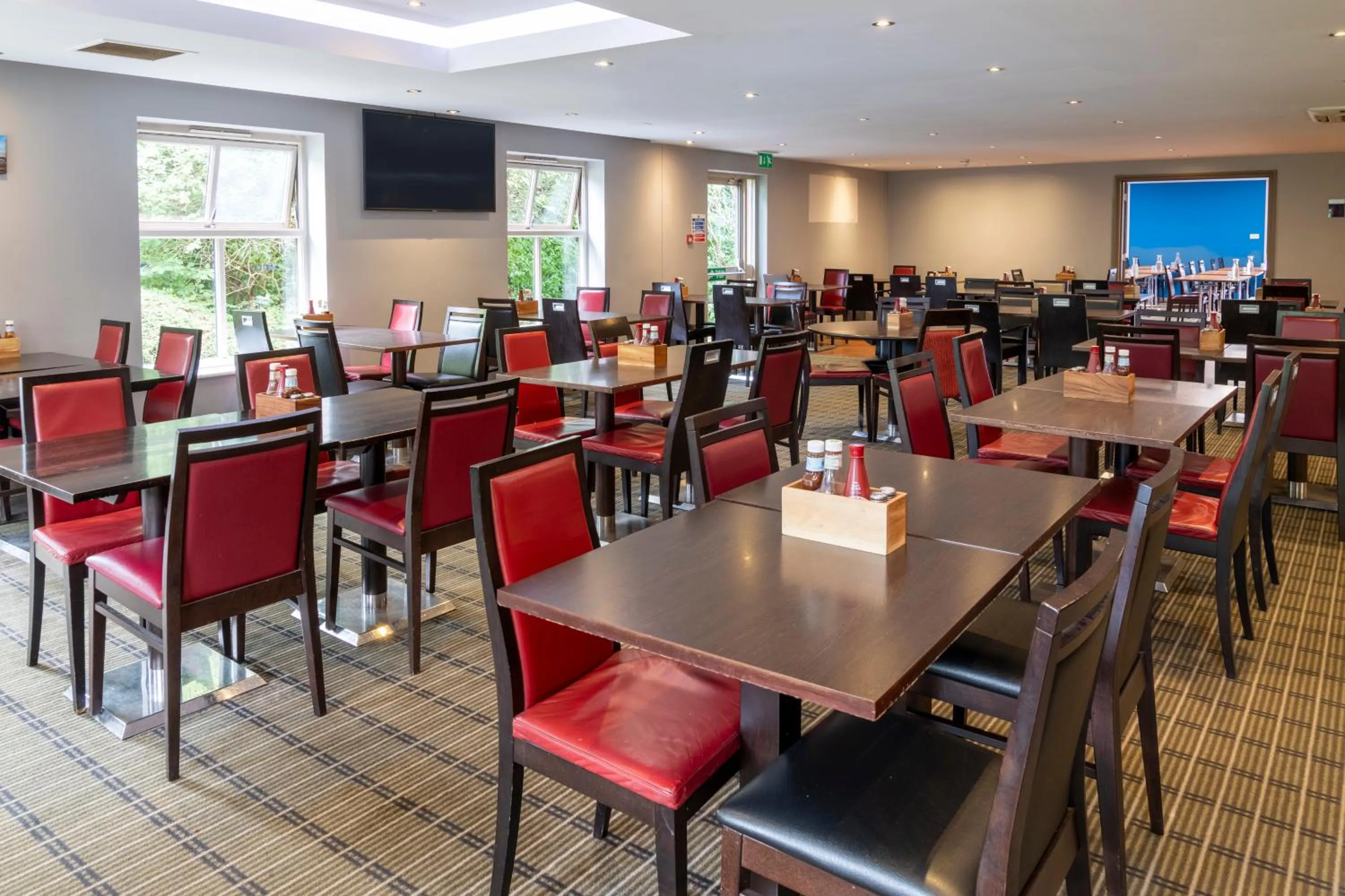 Restaurant/places to eat in Holiday Inn Express Exeter East by IHG