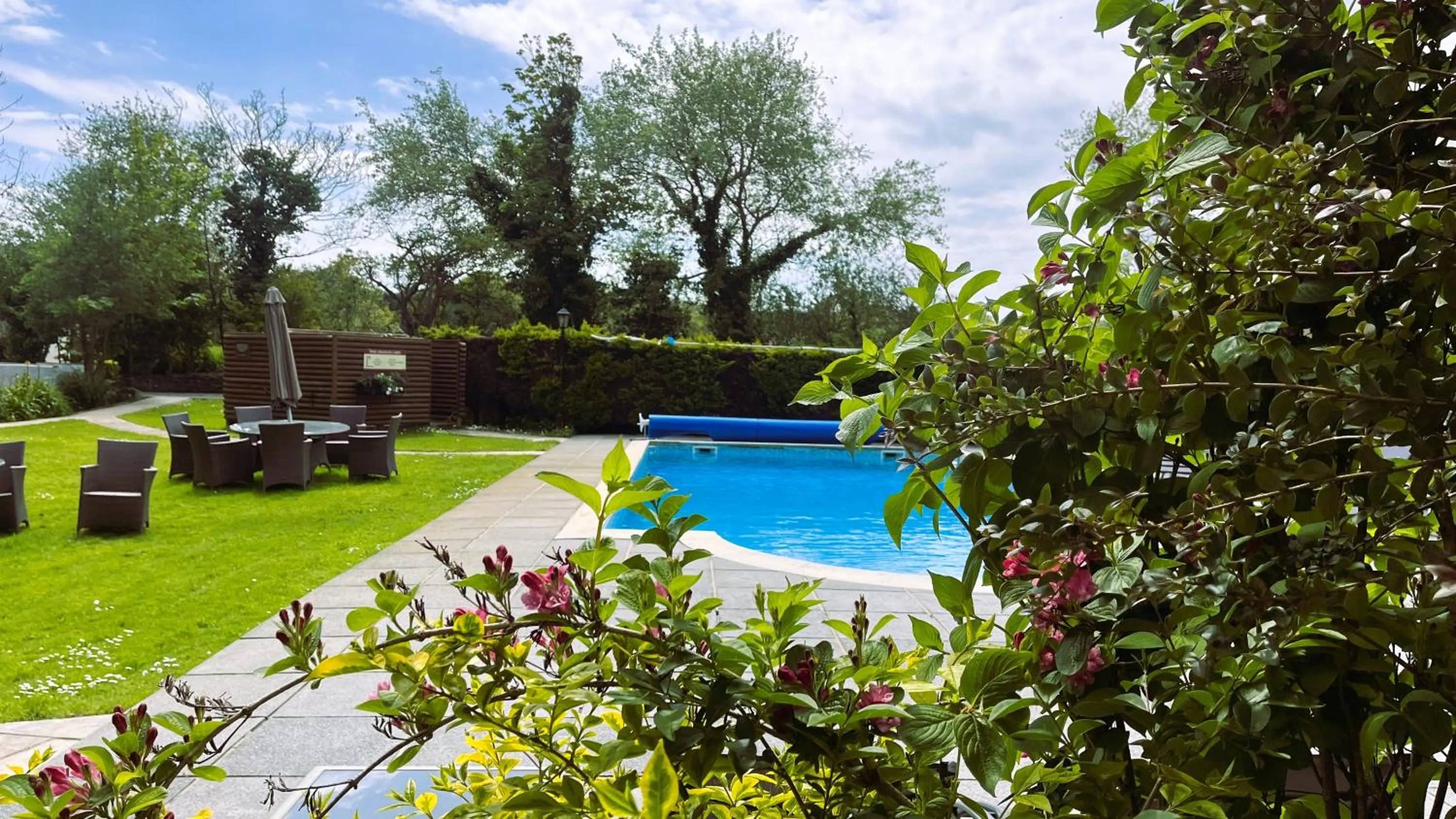 Swimming pool in Le Friquet Hotel