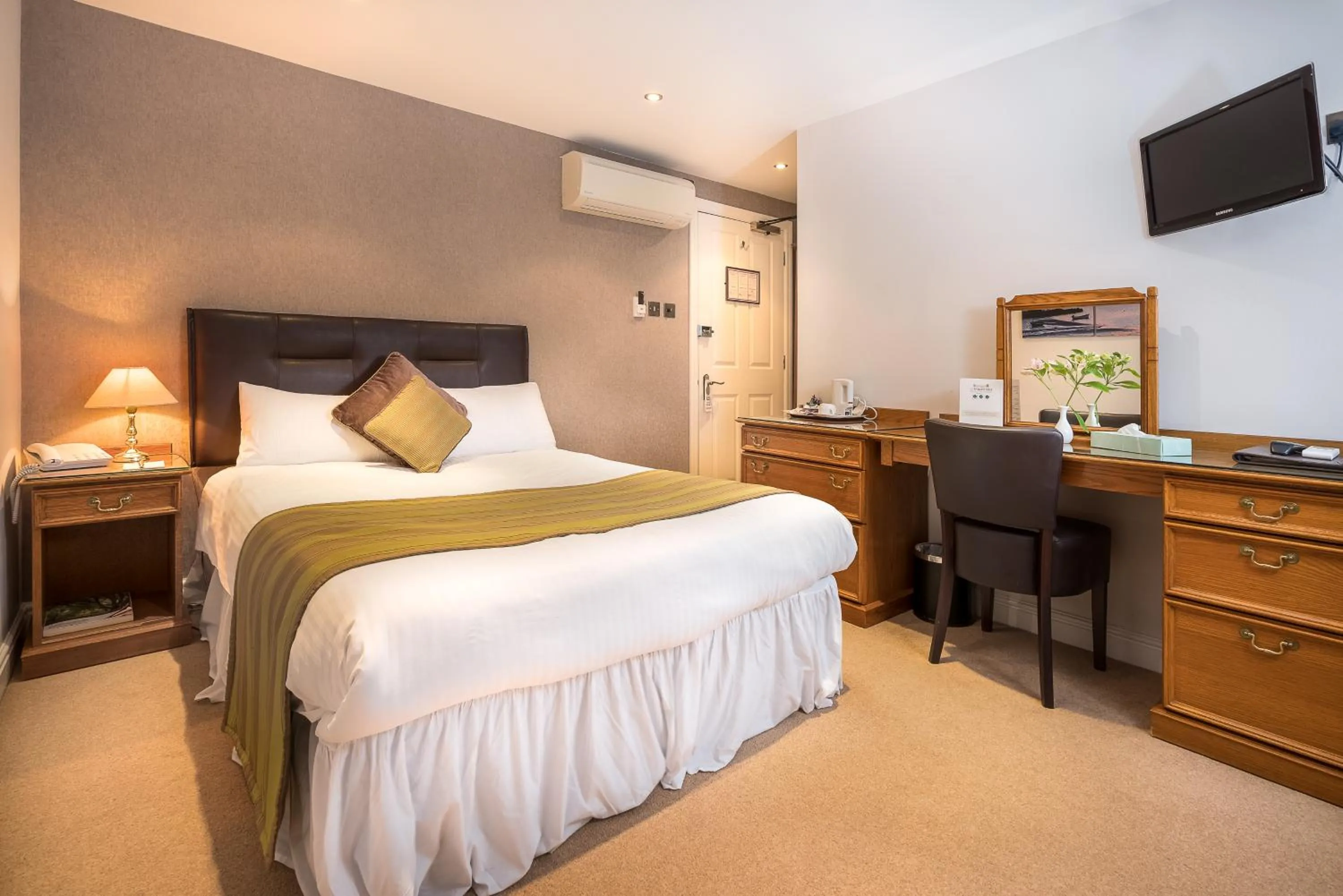 Bedroom, Bed in Le Friquet Hotel