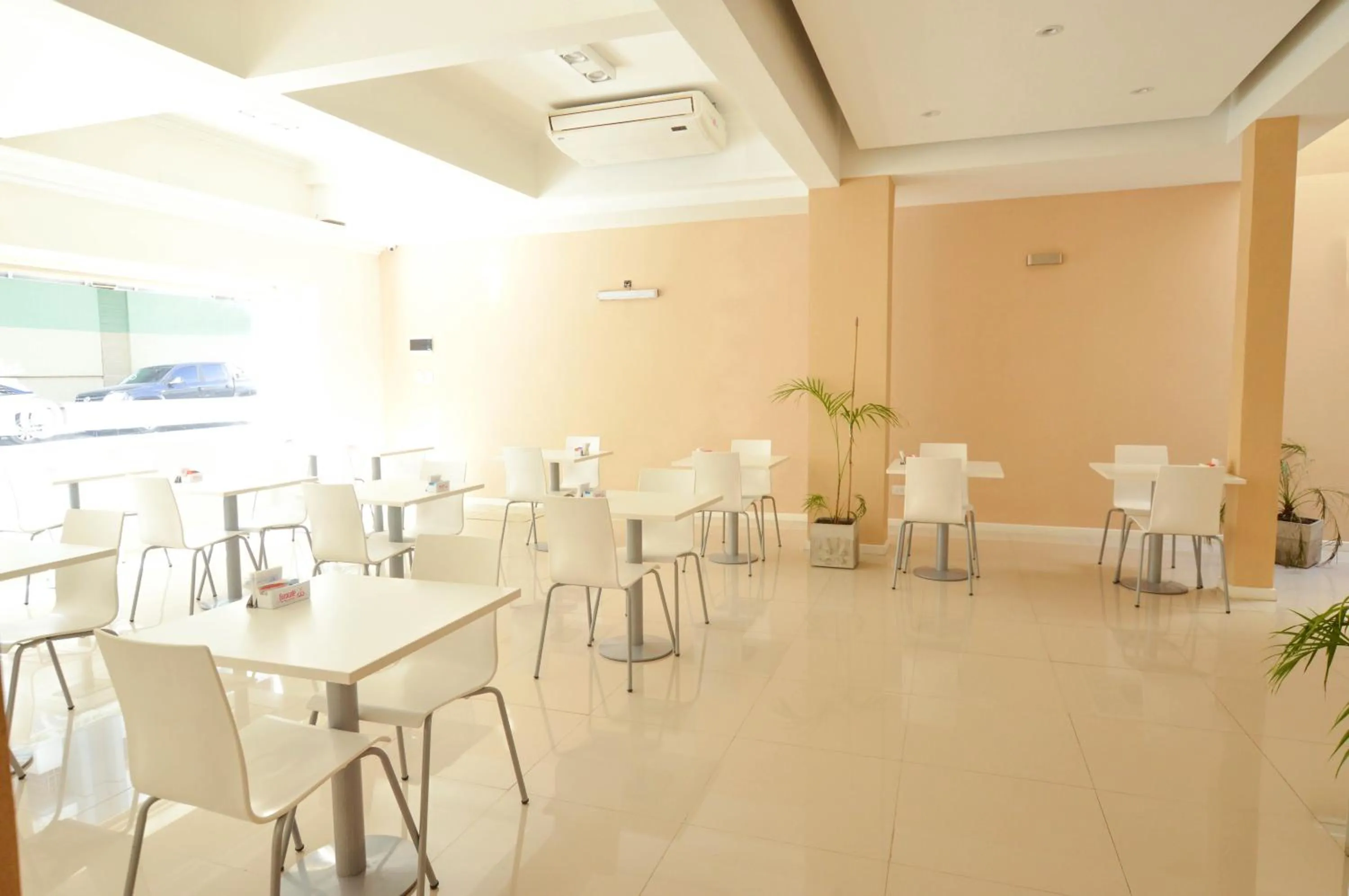 Communal lounge/ TV room in Hotel Acqua