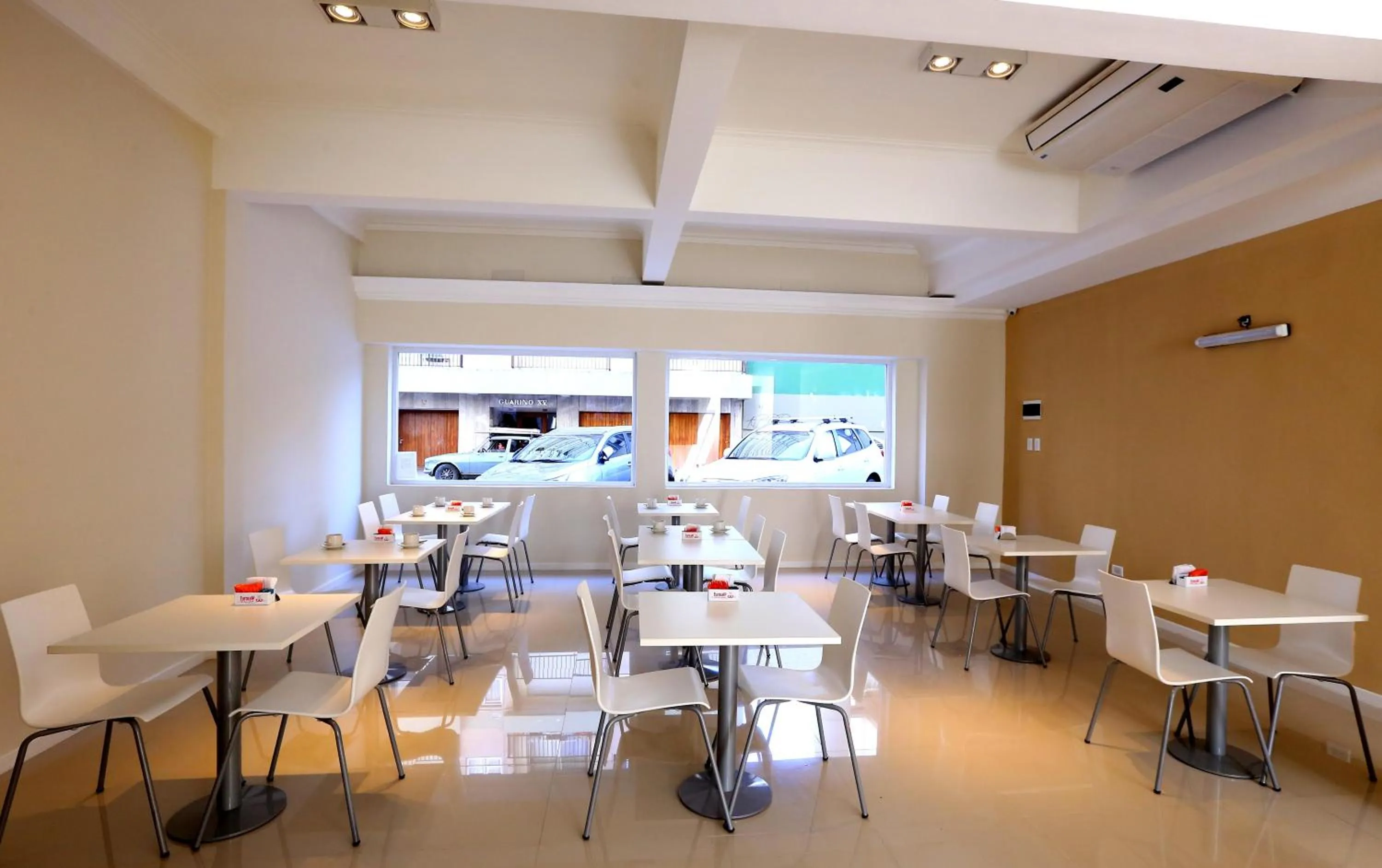 Communal lounge/ TV room in Hotel Acqua