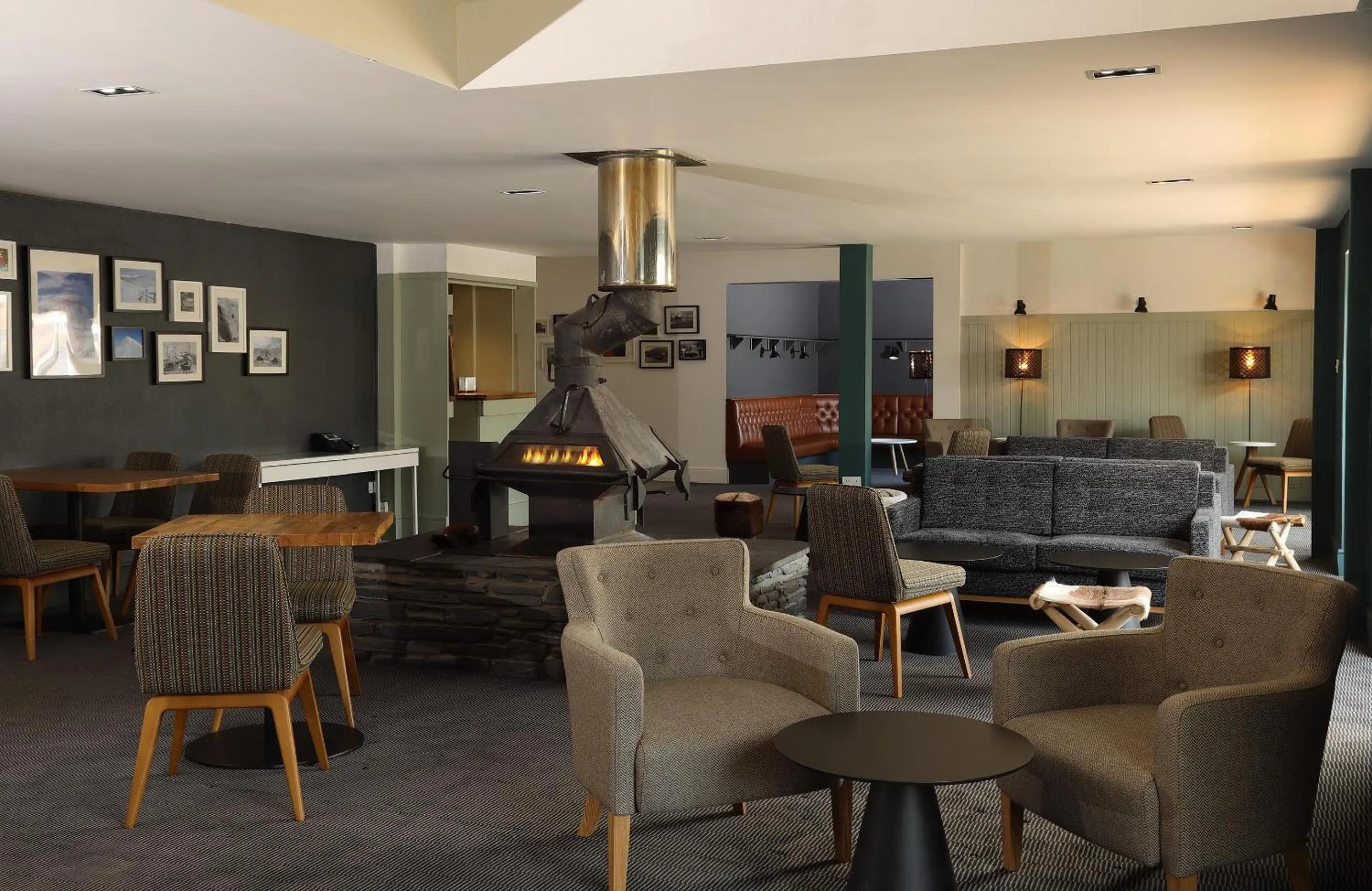 Lounge or bar in The Isles of Glencoe Hotel