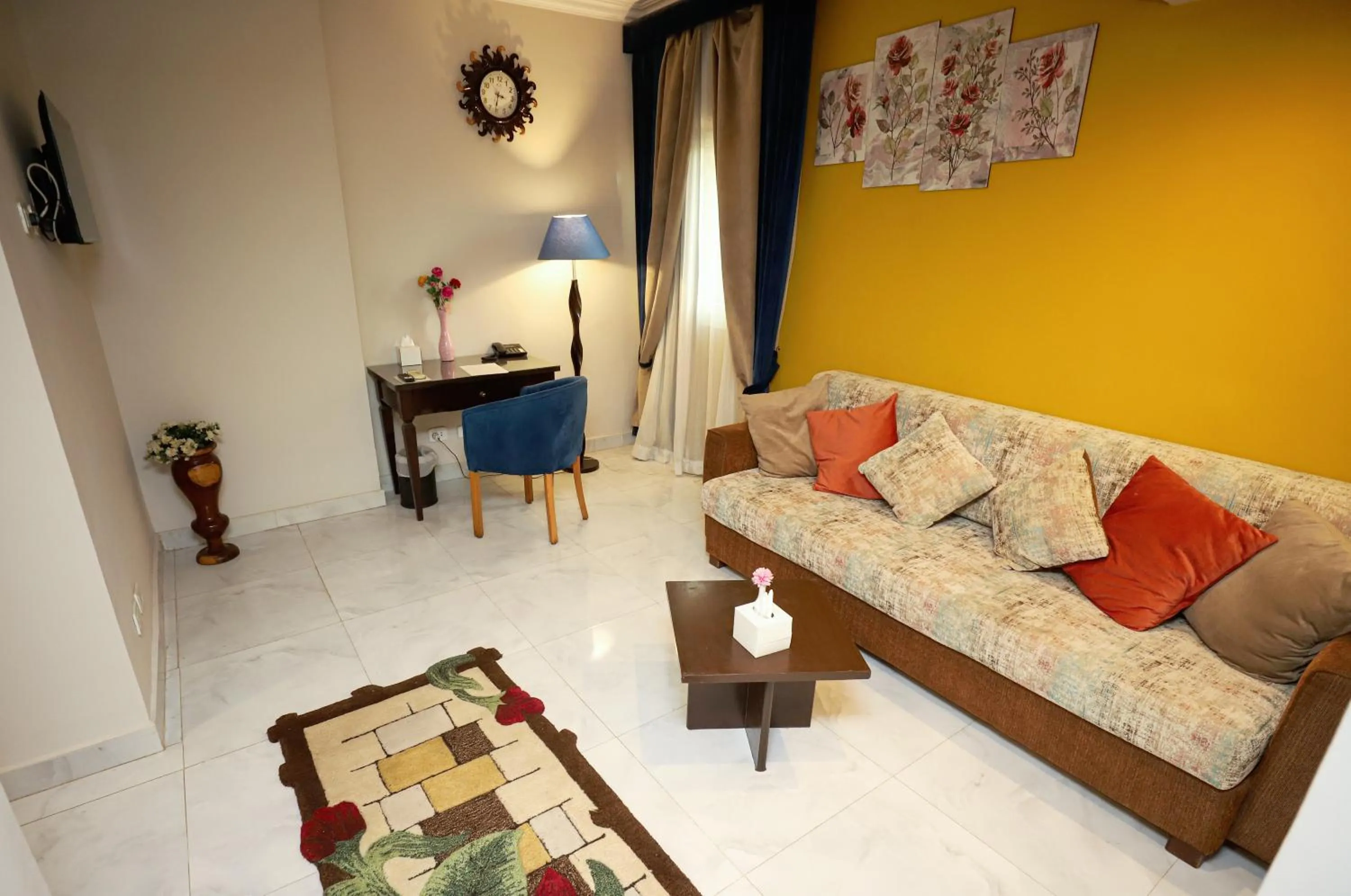 Living room in Gawharet Al Ahram Hotel