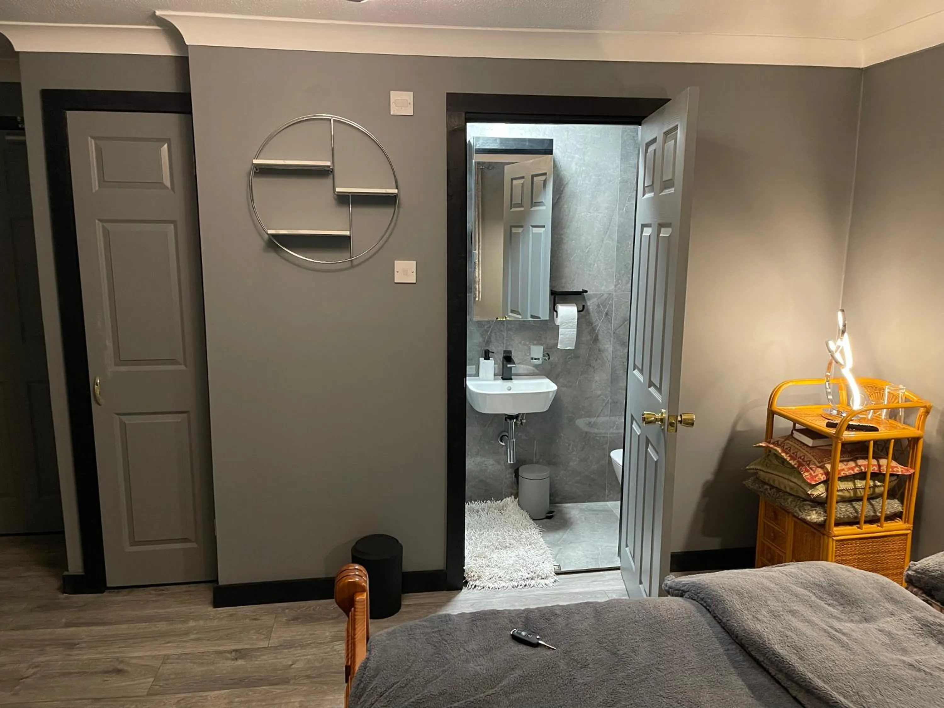 Shower, Bed in Da Vinci Guest House & Guest Parking, A Real Gem