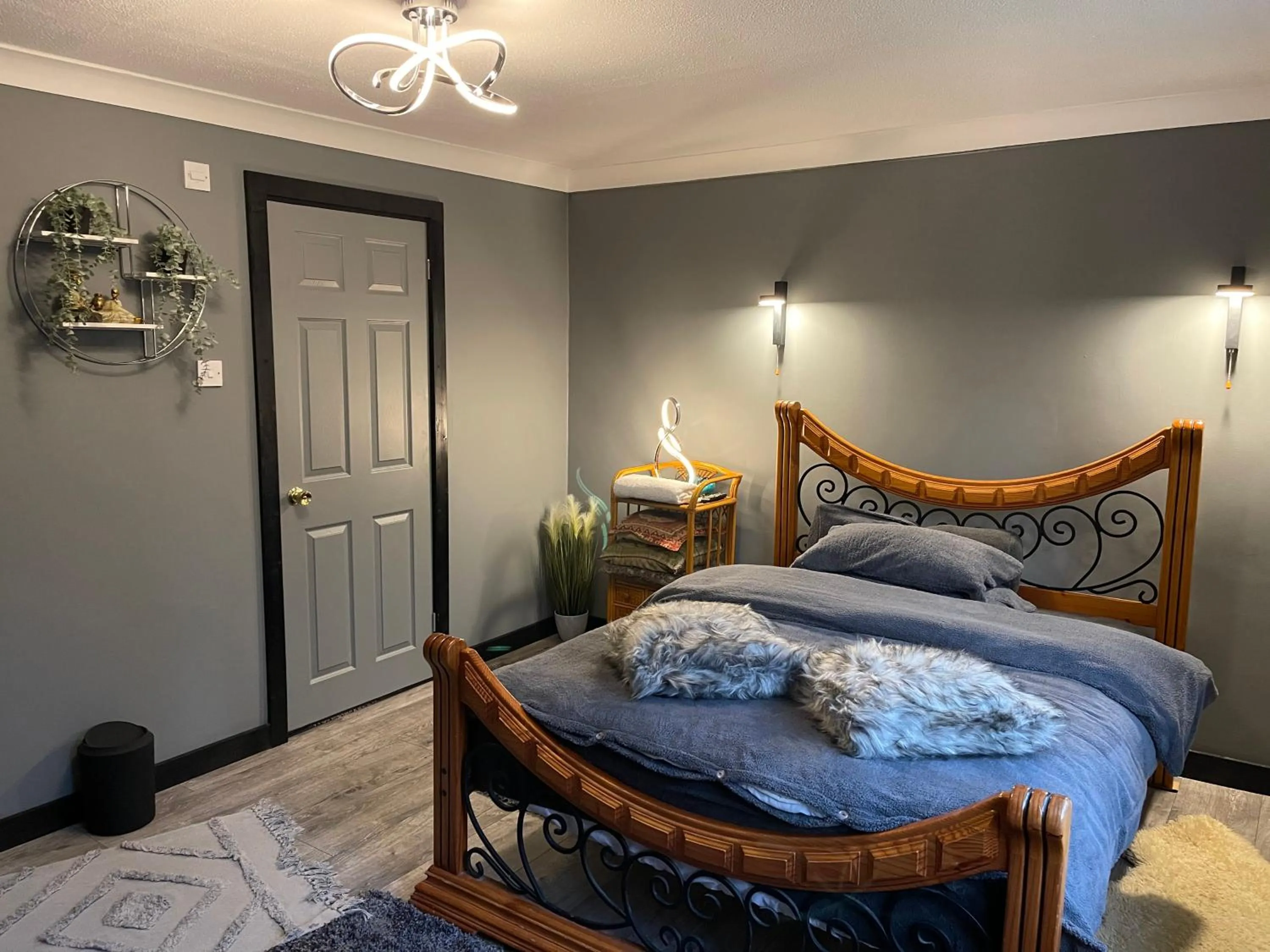 Bathroom, Bed in Da Vinci Guest House & Guest Parking, A Real Gem