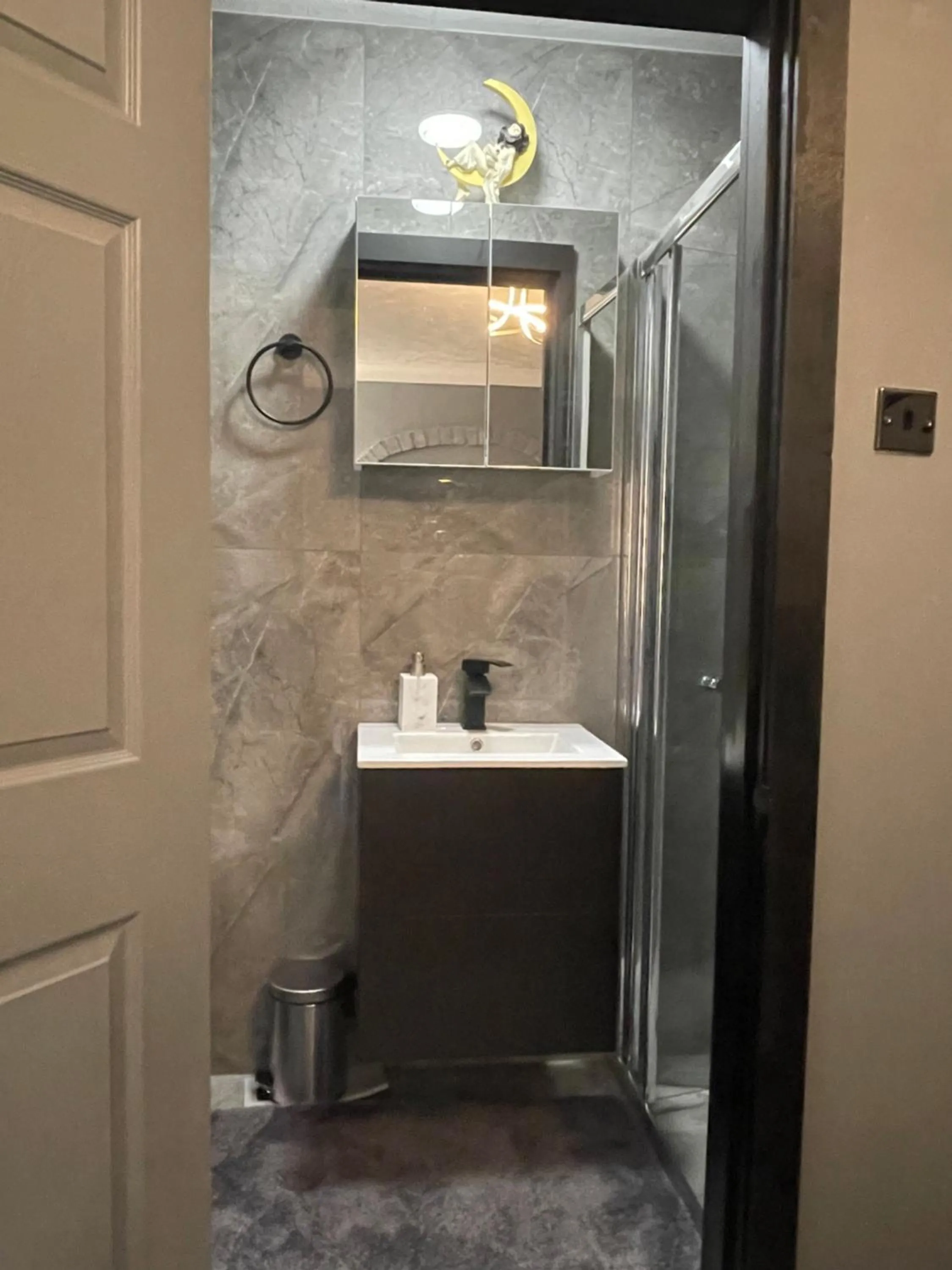 Shower in Da Vinci Guest House & Guest Parking, A Real Gem