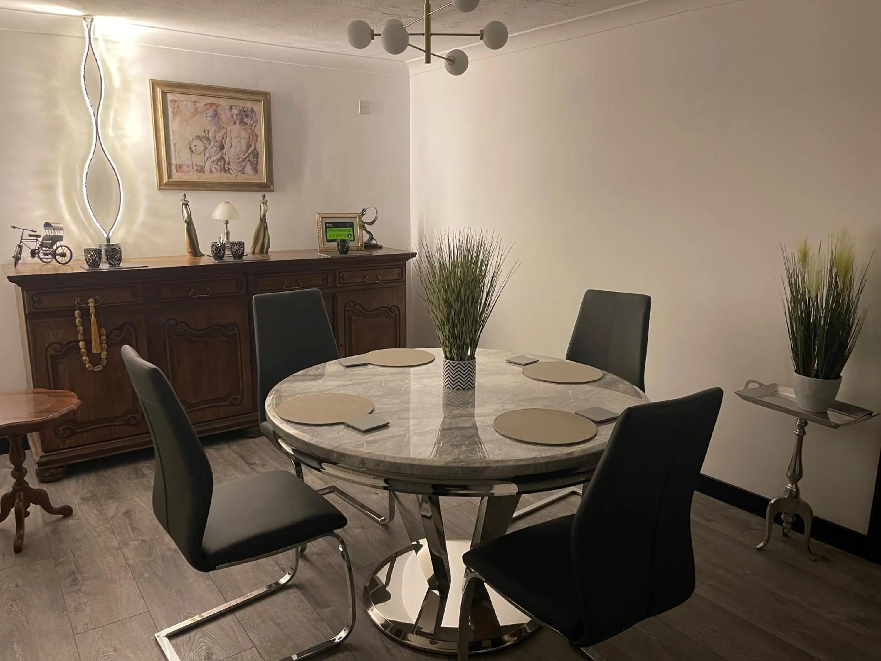 Dining area in Da Vinci Guest House & Guest Parking, A Real Gem