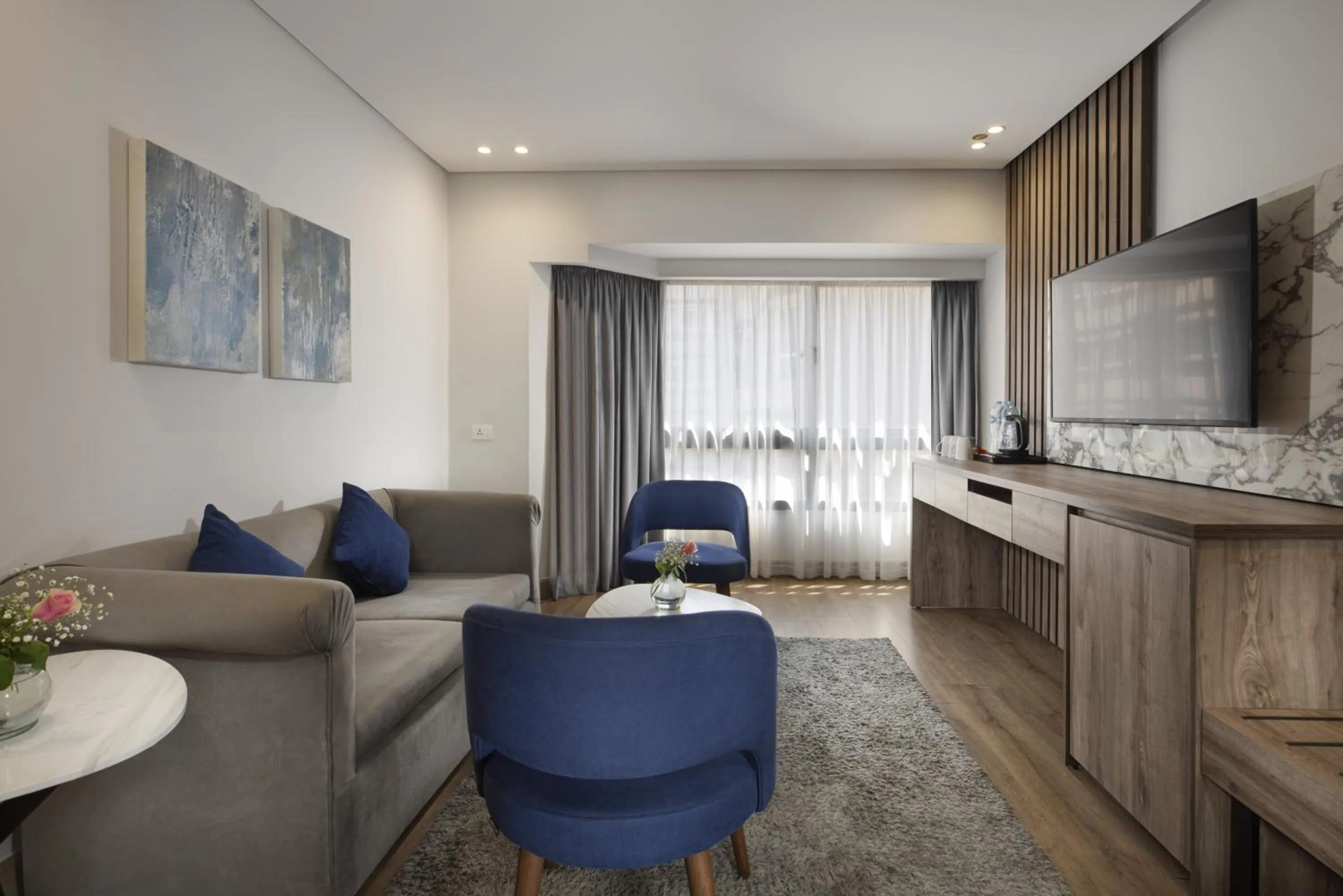 Seating area in Pyramisa Suites Hotel Cairo