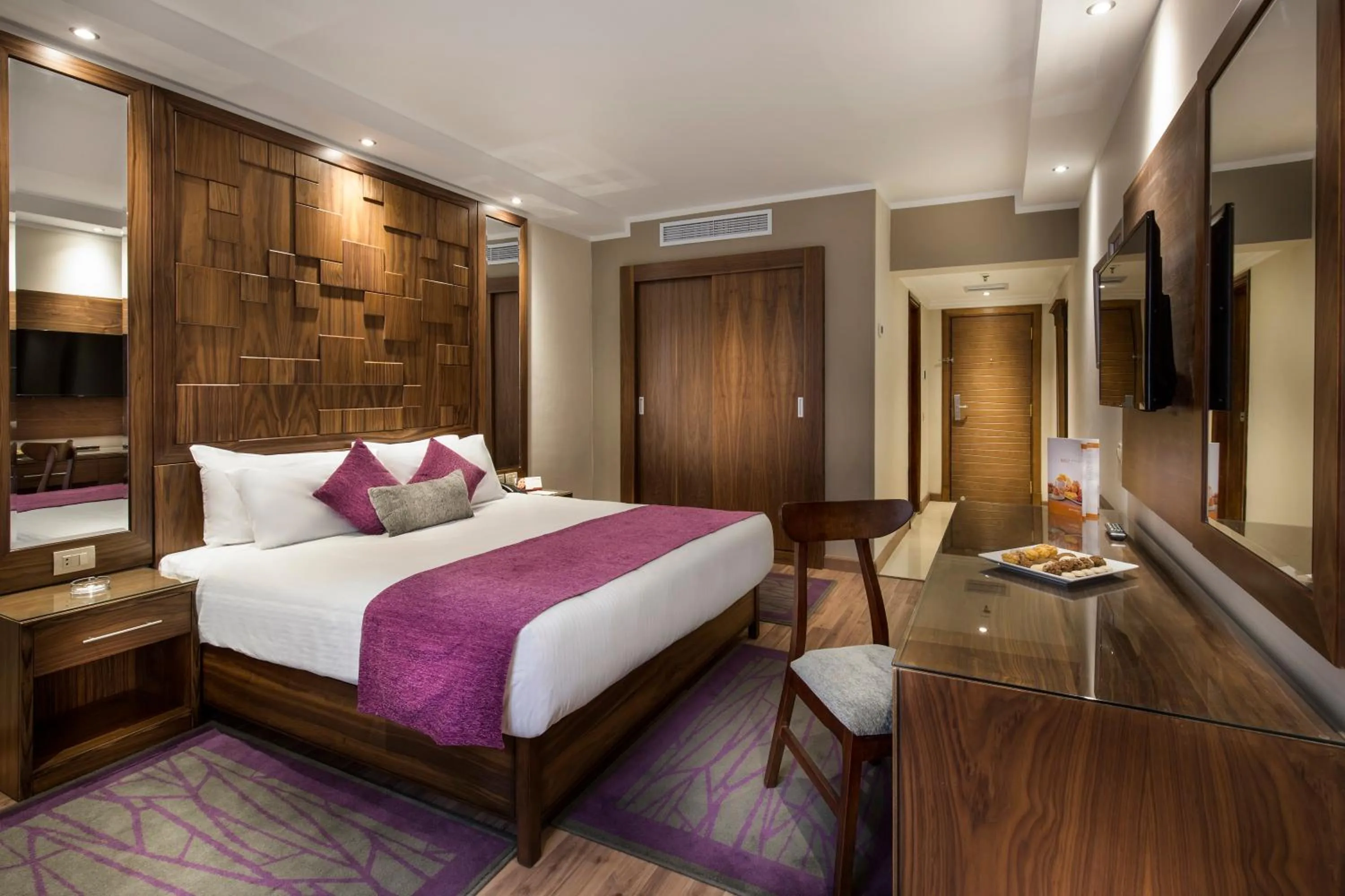 Photo of the whole room, Bed in Pyramisa Suites Hotel Cairo