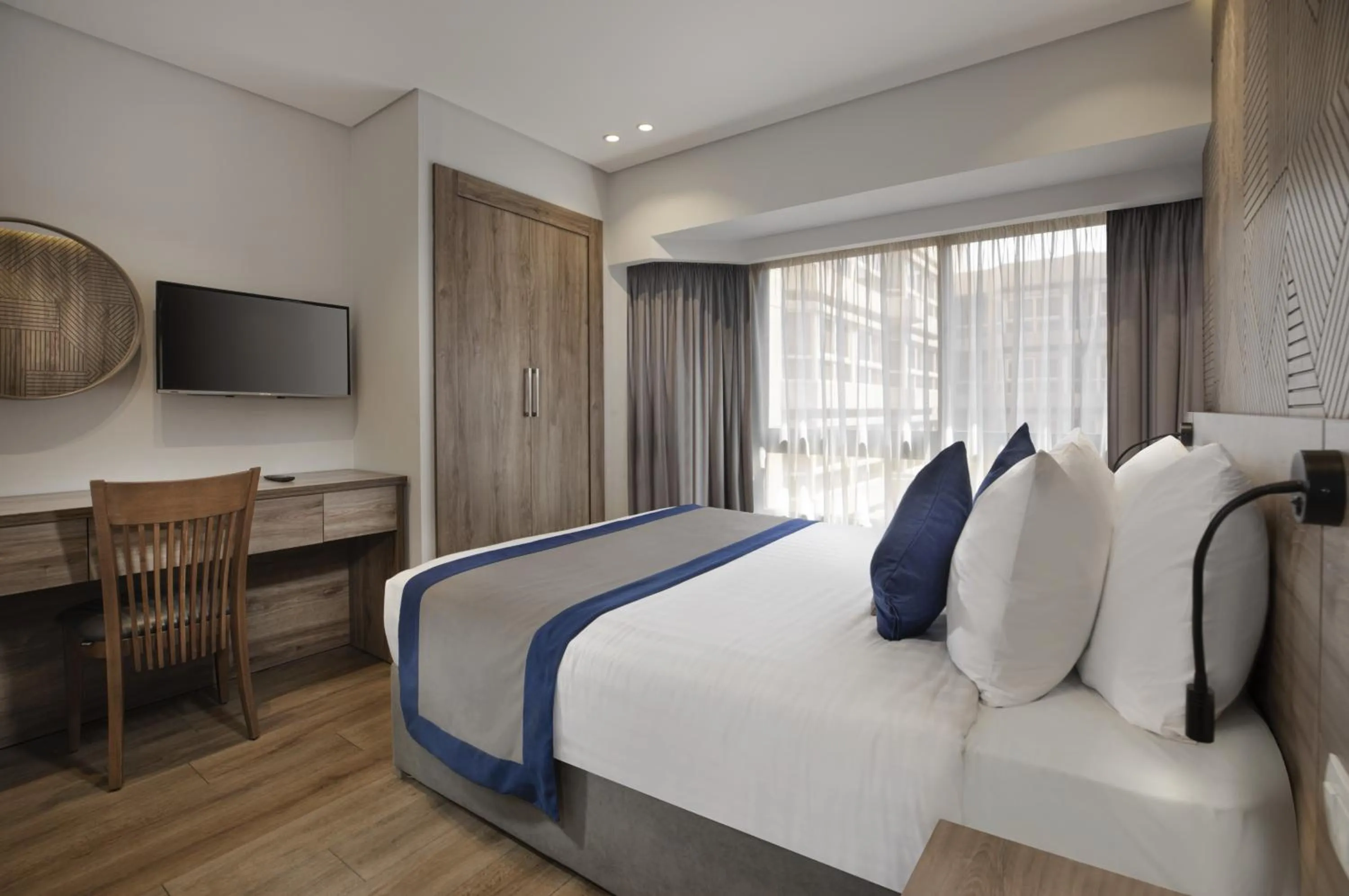 Bedroom, Bed in Pyramisa Suites Hotel Cairo