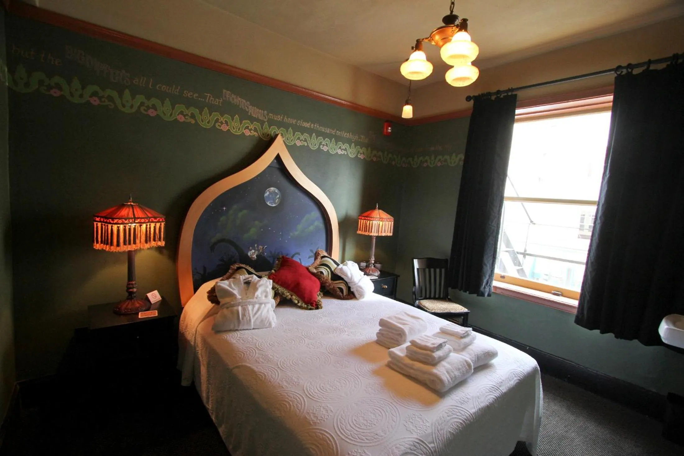 Bedroom, Bed in McMenamins Crystal Hotel