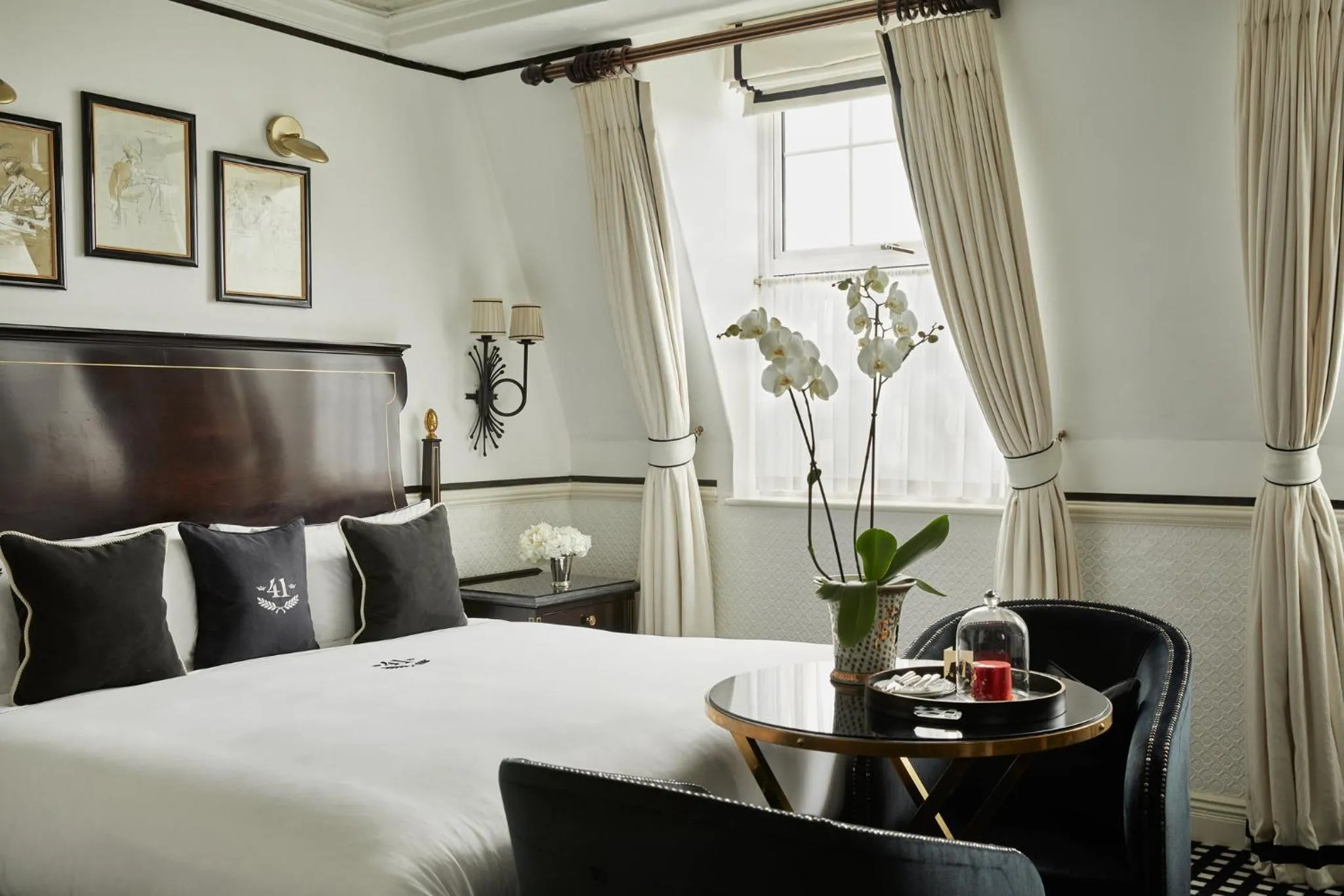 Photo of the whole room, Bed in 41