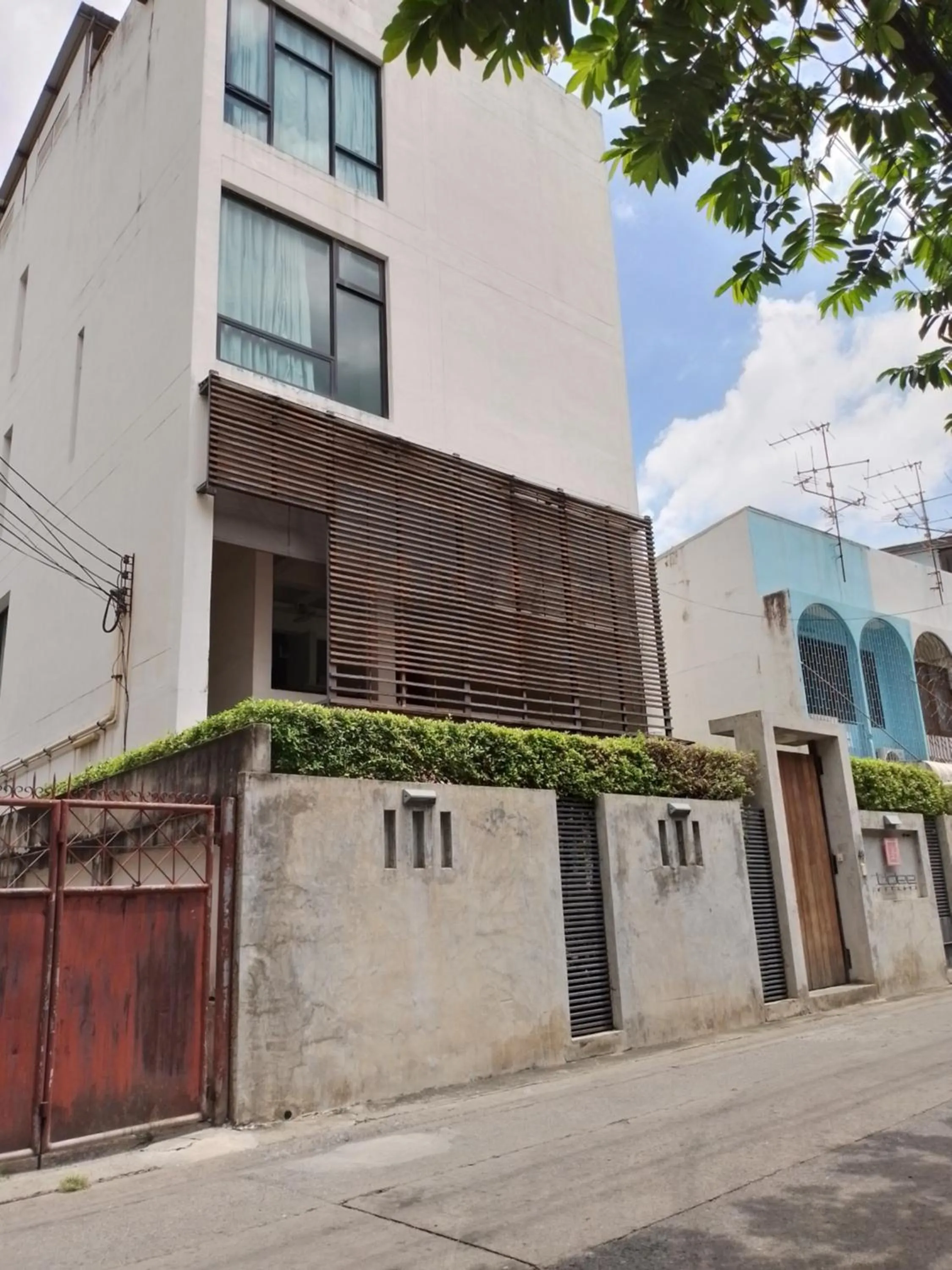 Street view in Udee Bangkok Hostel