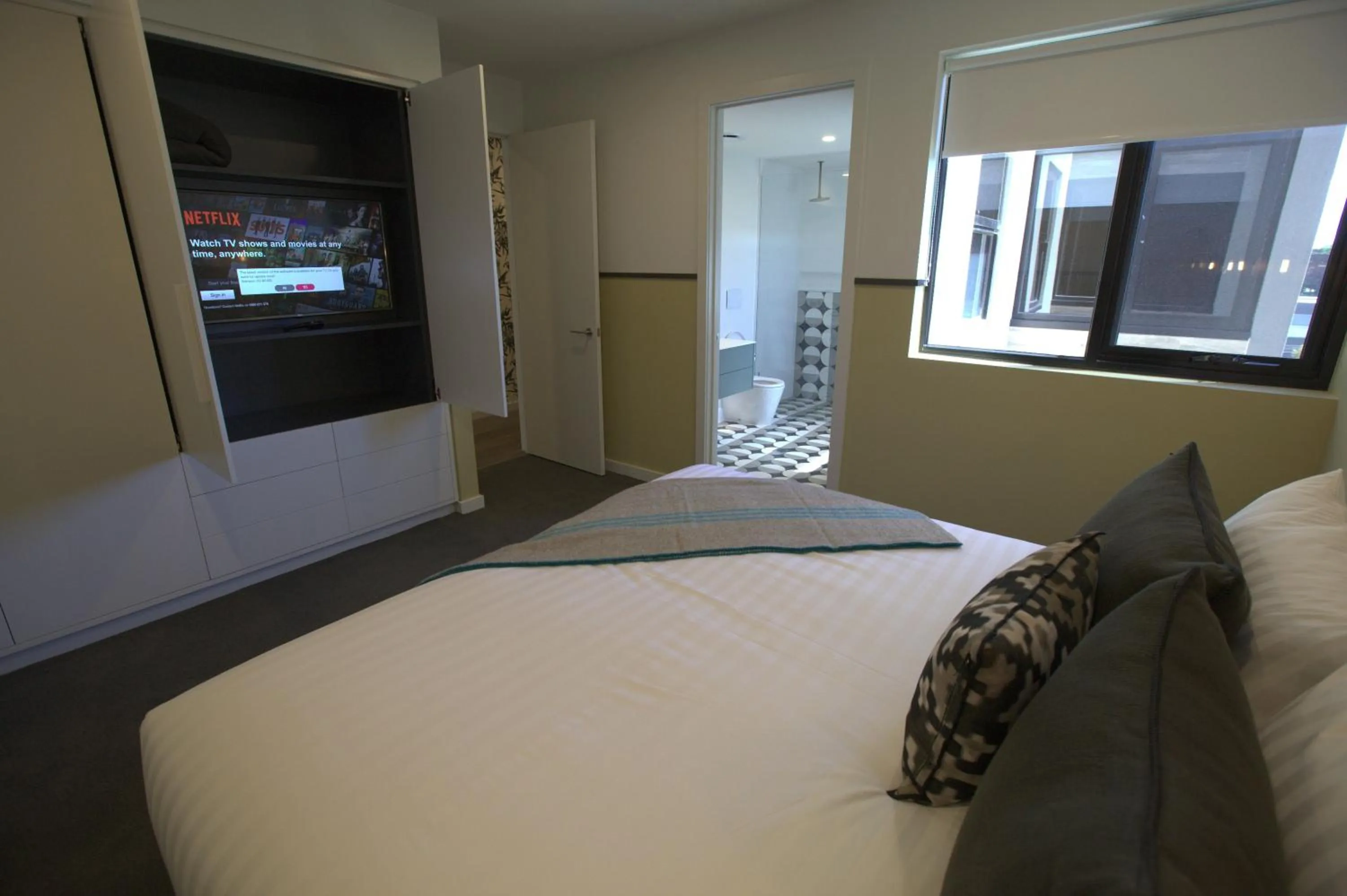 Shower, Bed in Carmel at Sorrento