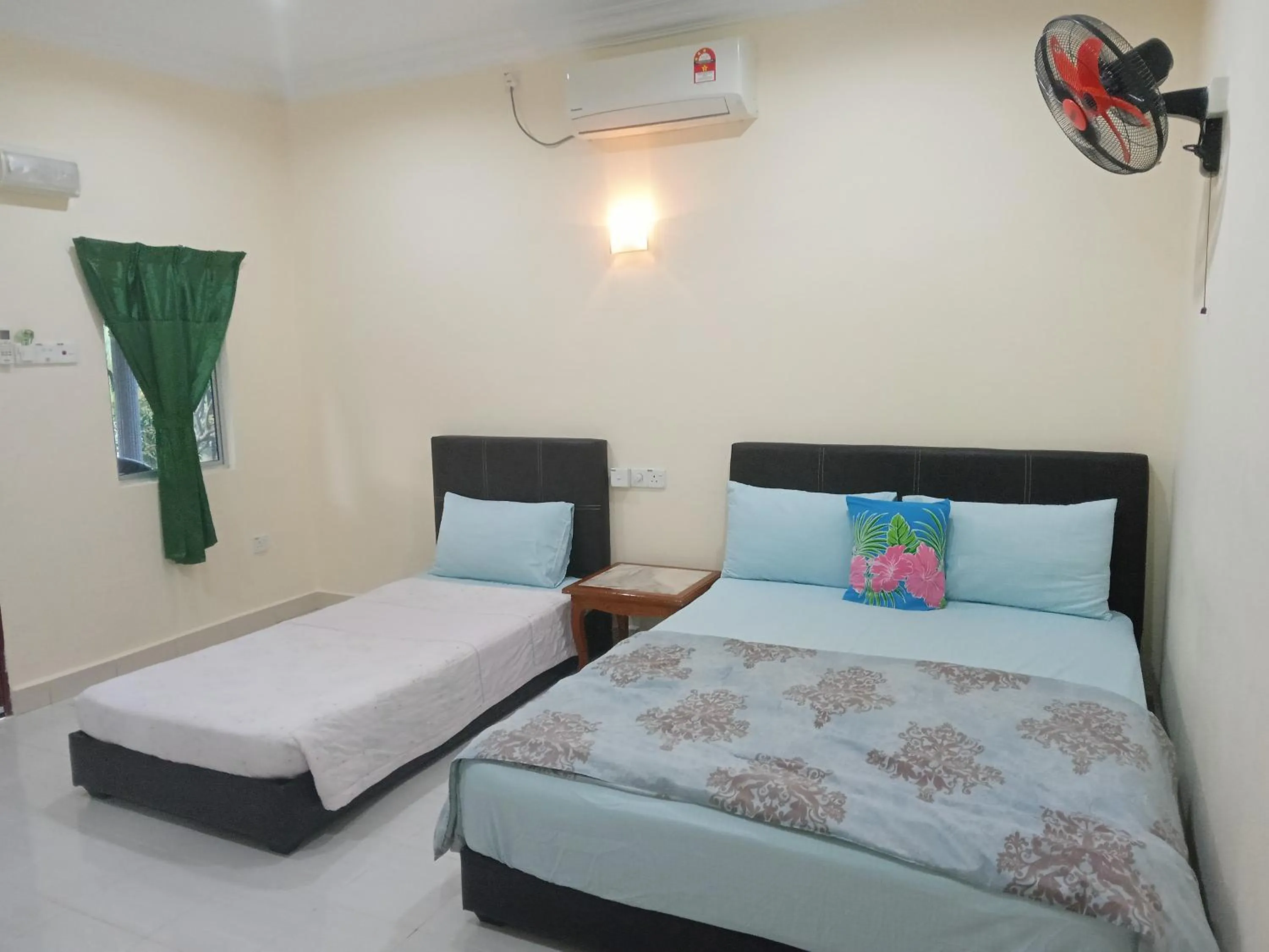 Property building, Bed in Motel Aurora Damai