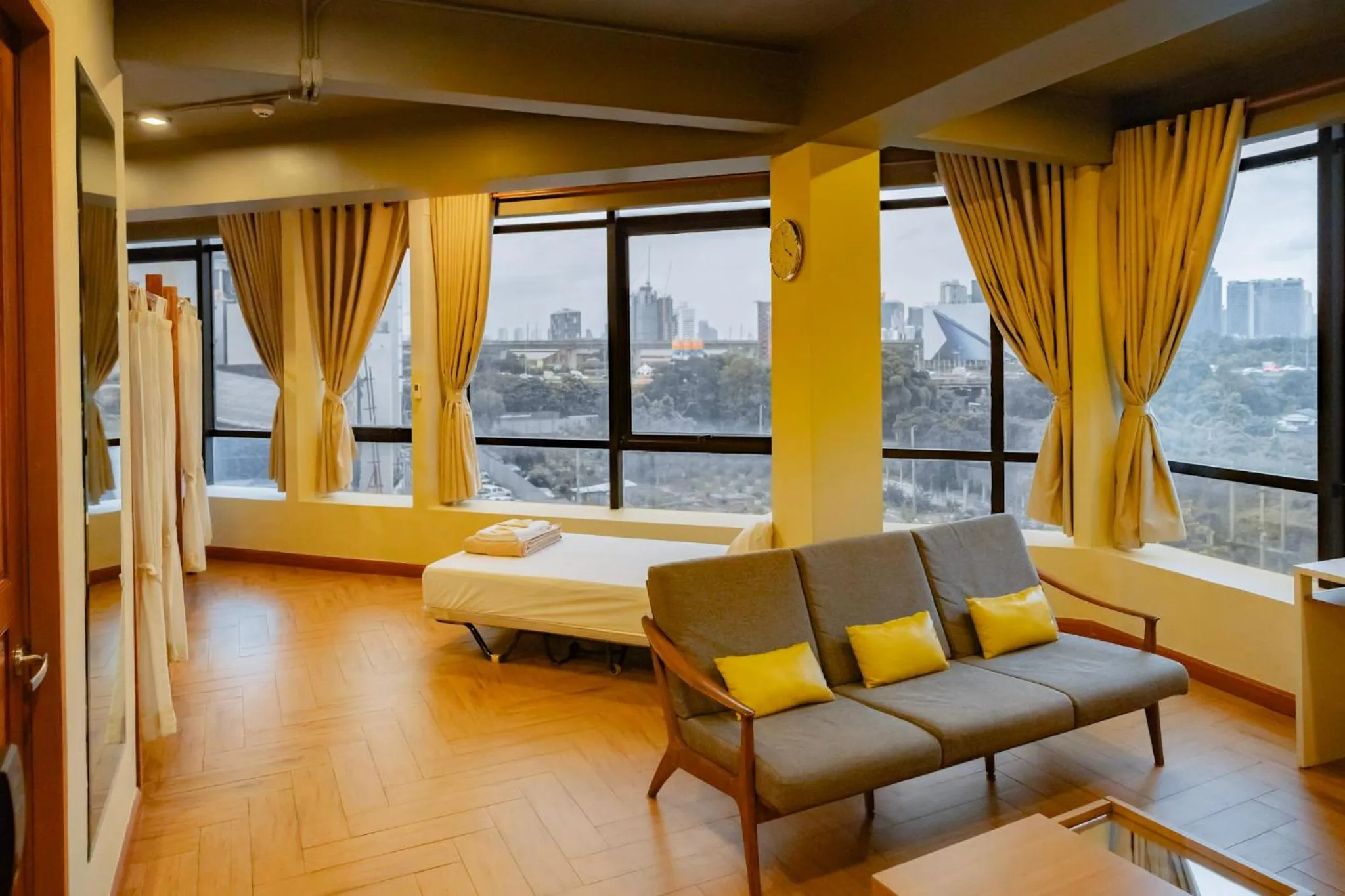 Photo of the whole room, Bed in Metro Pratunam Boutique Hotel