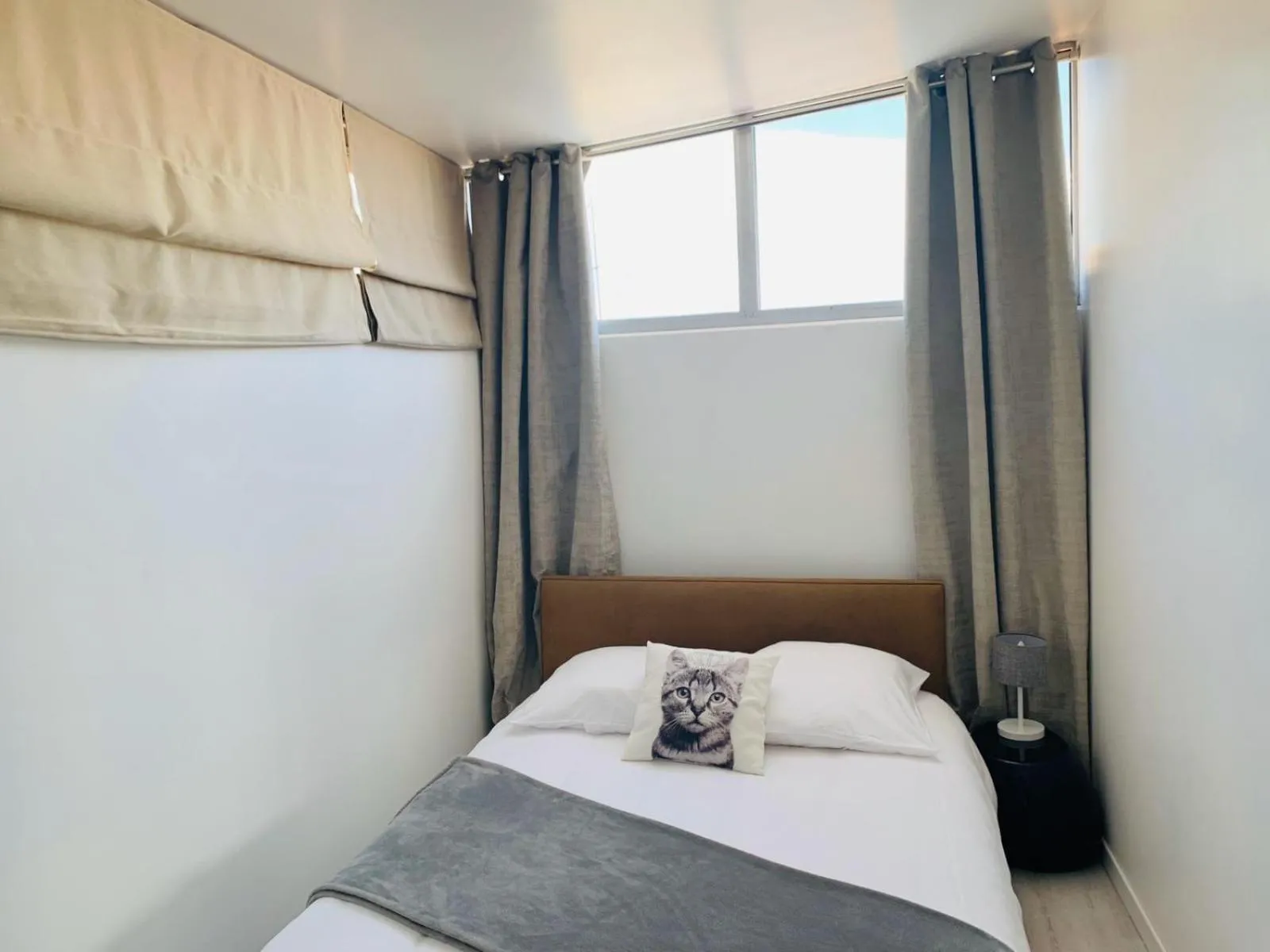 Bedroom, Bed in Les Remparts Antibes Location
