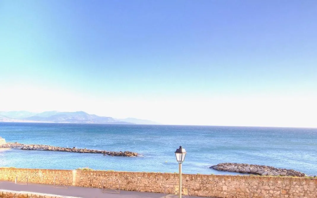 Sea view in Les Remparts Antibes Location