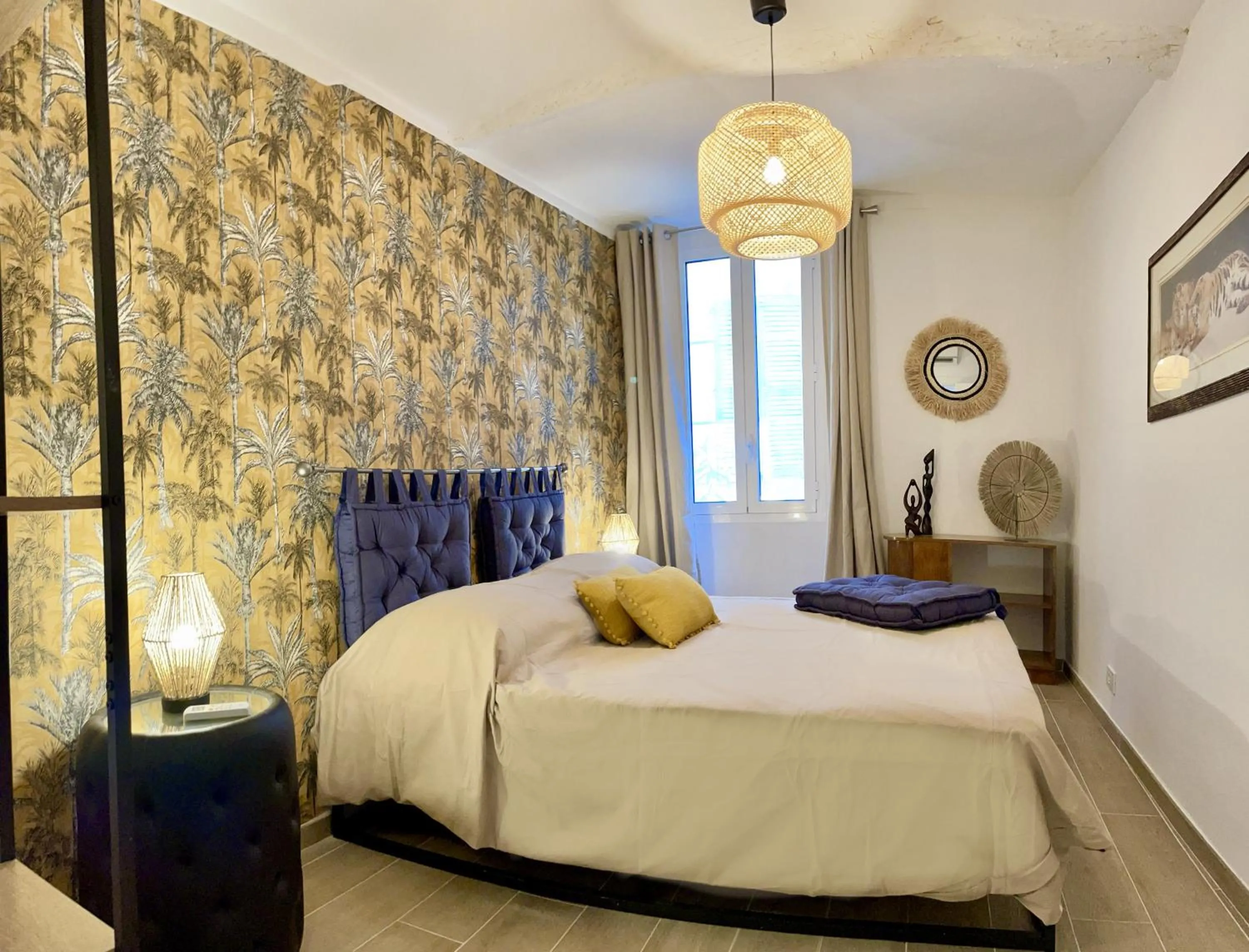 Photo of the whole room, Bed in Les Remparts Antibes Location