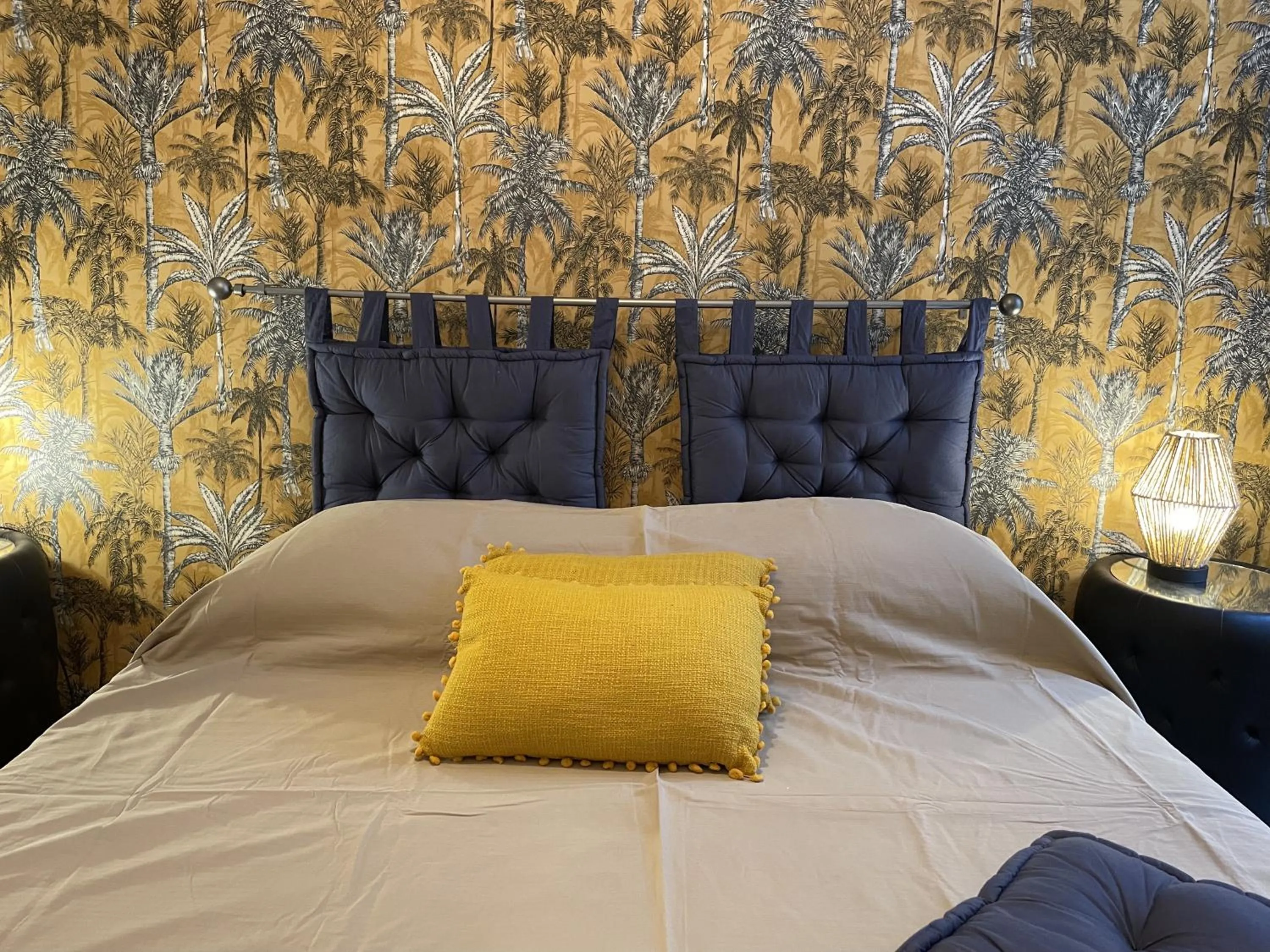 Bed in Les Remparts Antibes Location